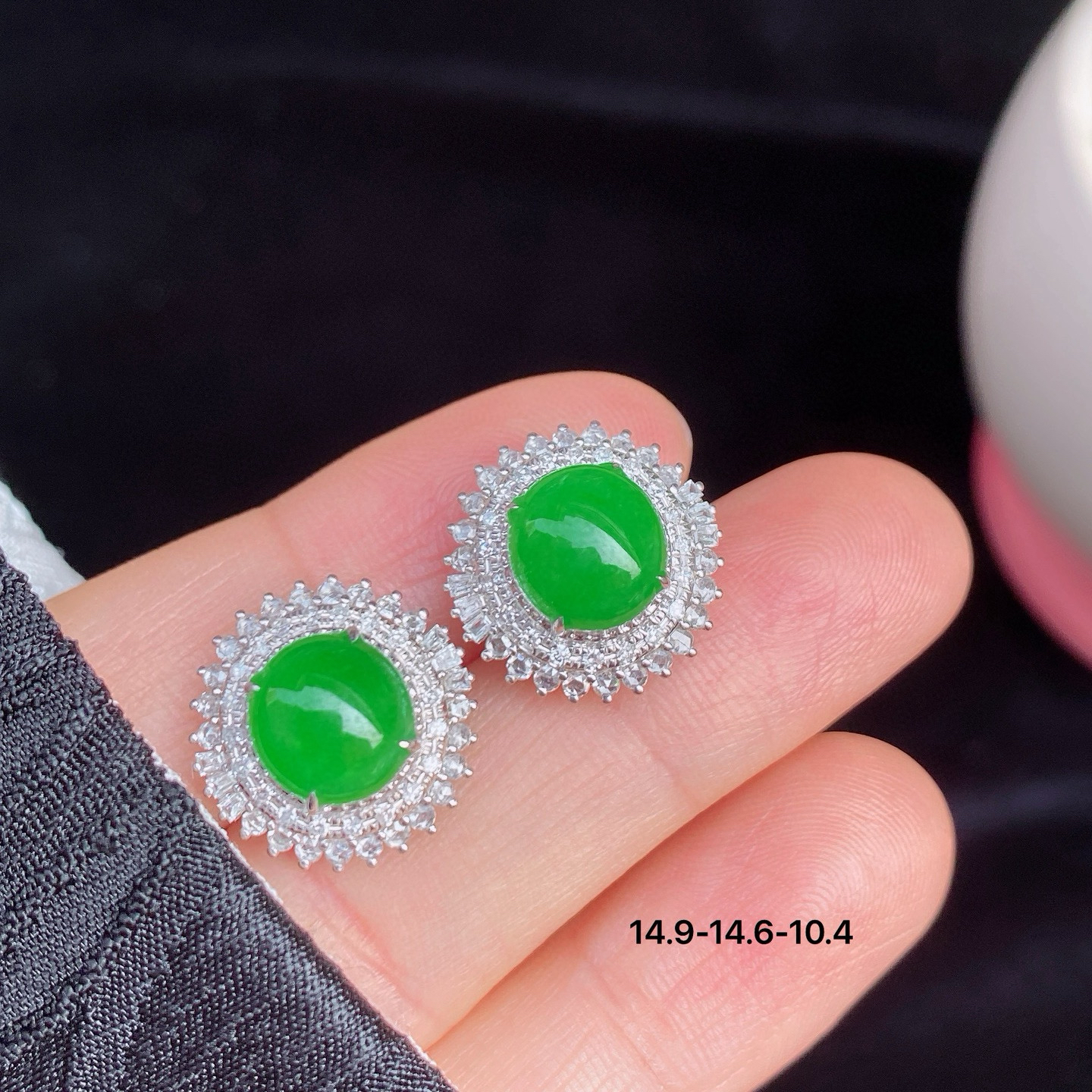 冰阳绿蛋面耳钉
色泽鲜亮，质地细腻，荧光感满满
18K金镶嵌，精致又奢华
尺寸如图一  实物更美