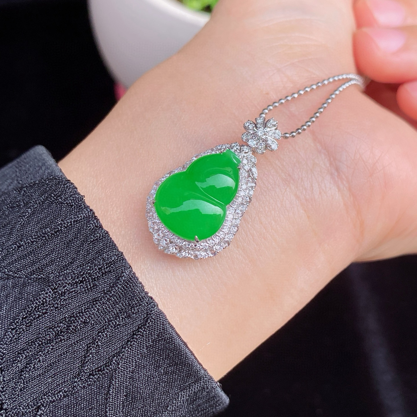 冰阳绿葫芦吊坠 
色泽鲜亮，质地细腻，荧光感满满
葫芦造型圆润饱满
18K金镶嵌，精致又奢华
尺