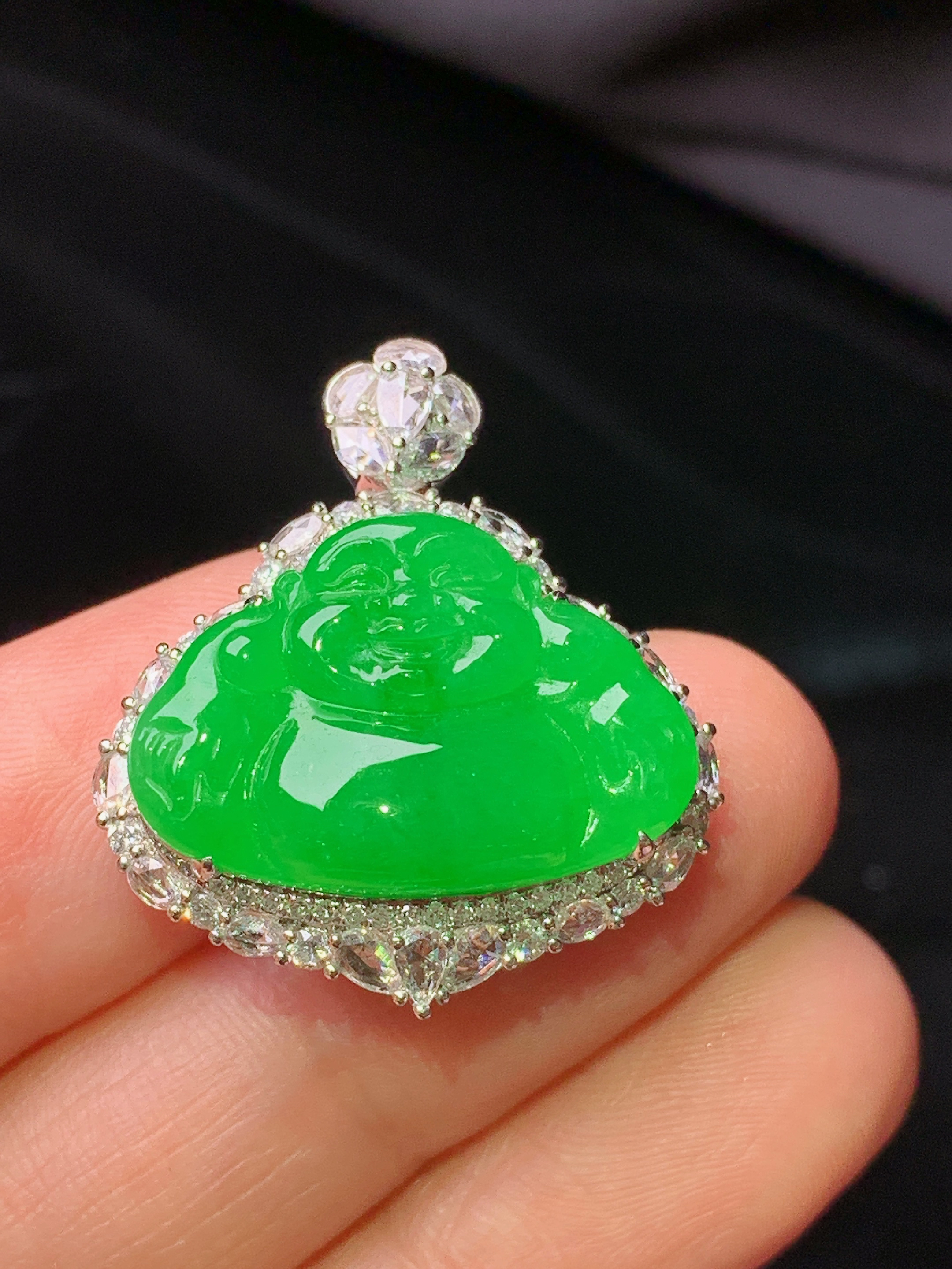18k金钻镶嵌满绿佛公吊坠 玉质细腻 色泽艳丽清新 水润亮眼 整体尺寸27*24*11.2