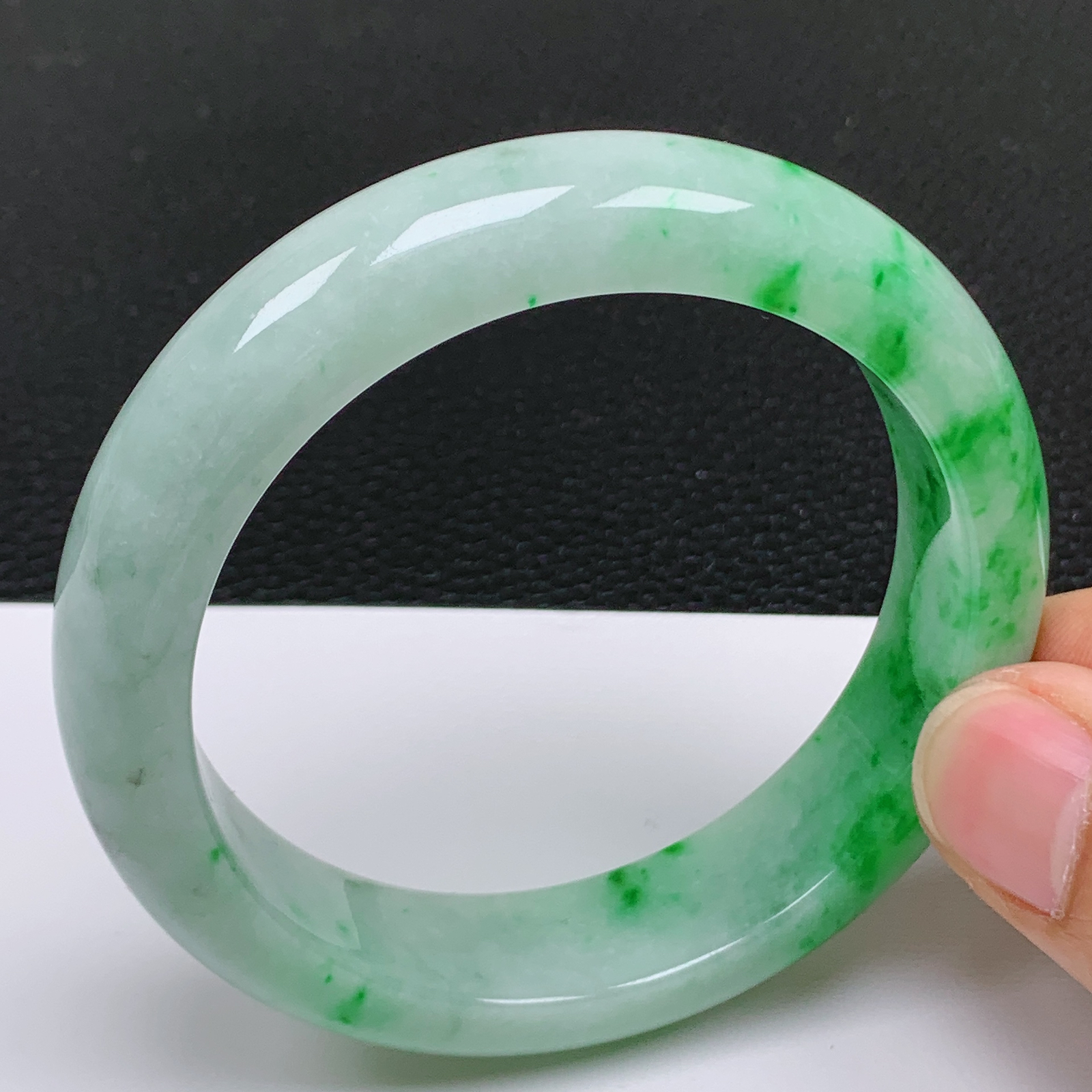 56～57圈口天然翡翠老坑飘阳绿正圈手镯 尺寸56.8*14.3*8.8mm