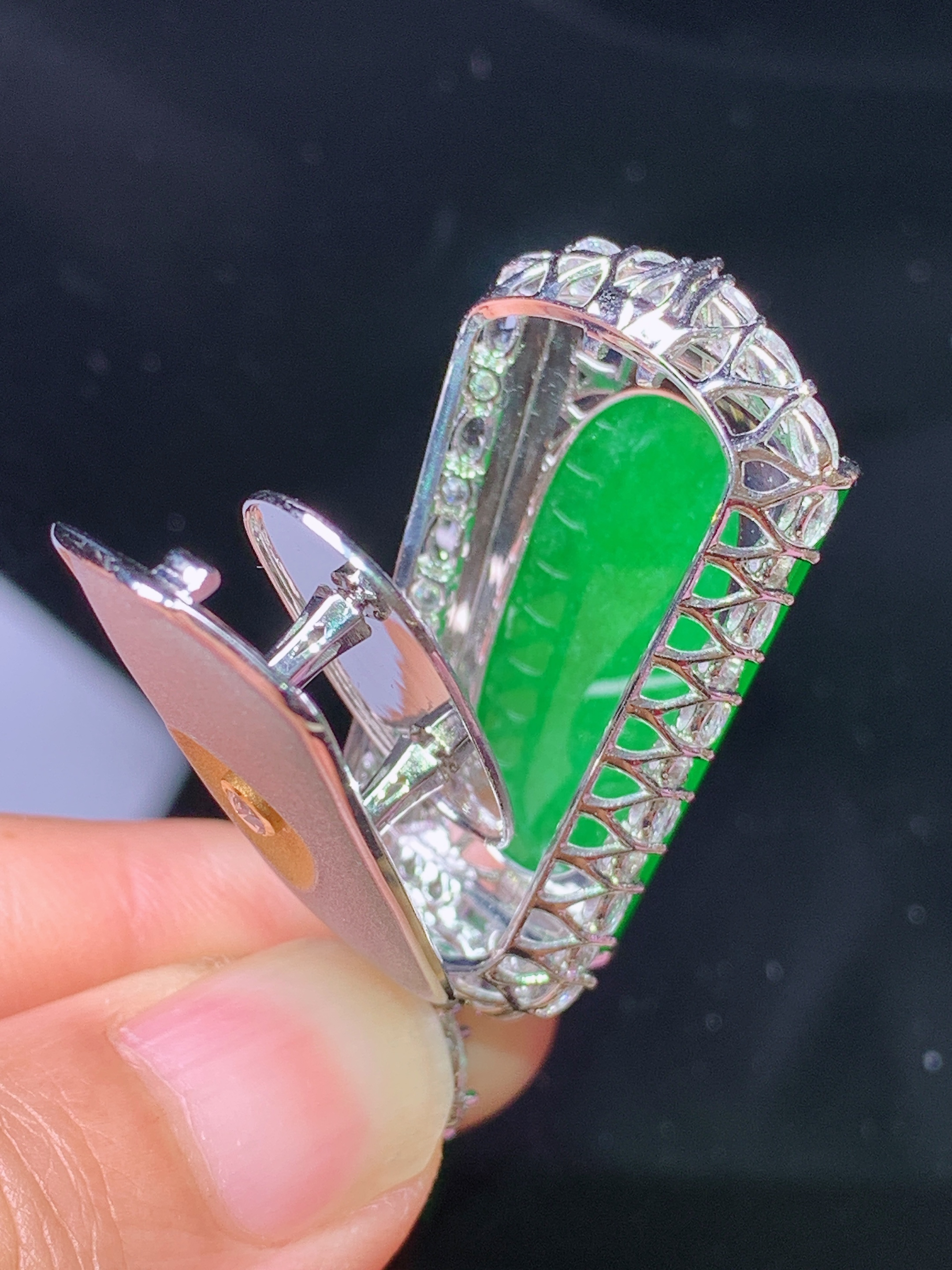 18k金钻镶嵌满绿无事牌吊坠 玉质细腻 色泽艳丽清新 水润亮眼 整体尺寸44.5*20*11