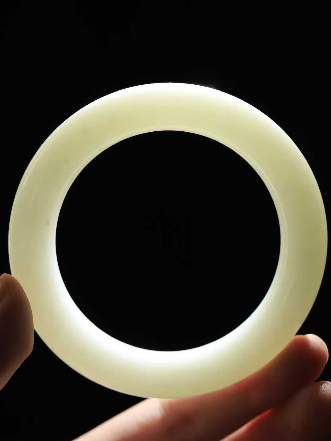 【玉佳人·手镯】

精品️和田玉白玉圆条手镯 ，玉质细腻油润，做工细致精美，端庄素雅，亭亭玉立，芊芊素手。芊芊素手，怎能忘镯？秀美镯型，更显婀娜。内径60mm 尺寸12.5-12.5mm重84.5克69121080L
​