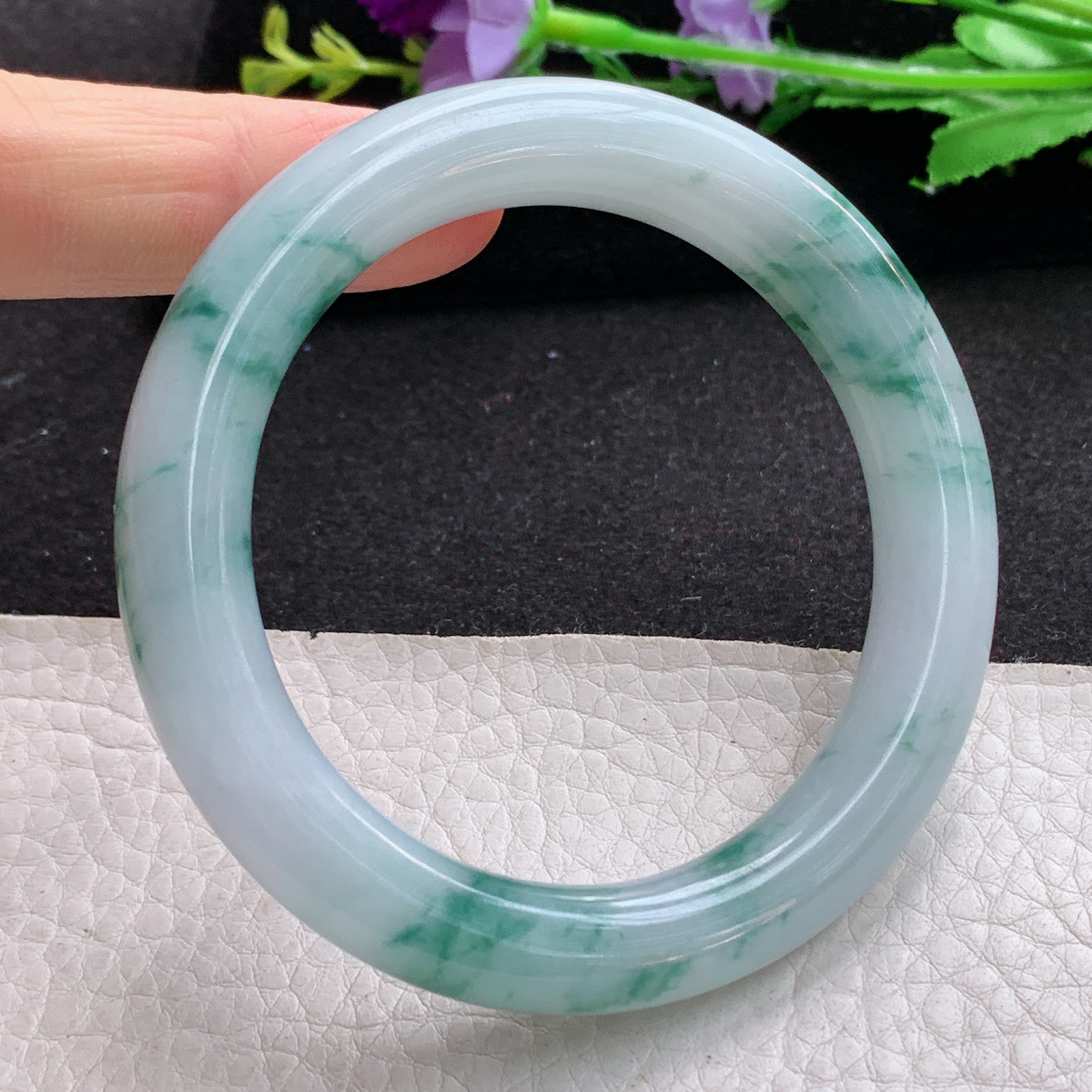 yh实拍55.5*10.3美人镯 天然缅甸翡翠A货细润牛奶底飘花圆条玉手环