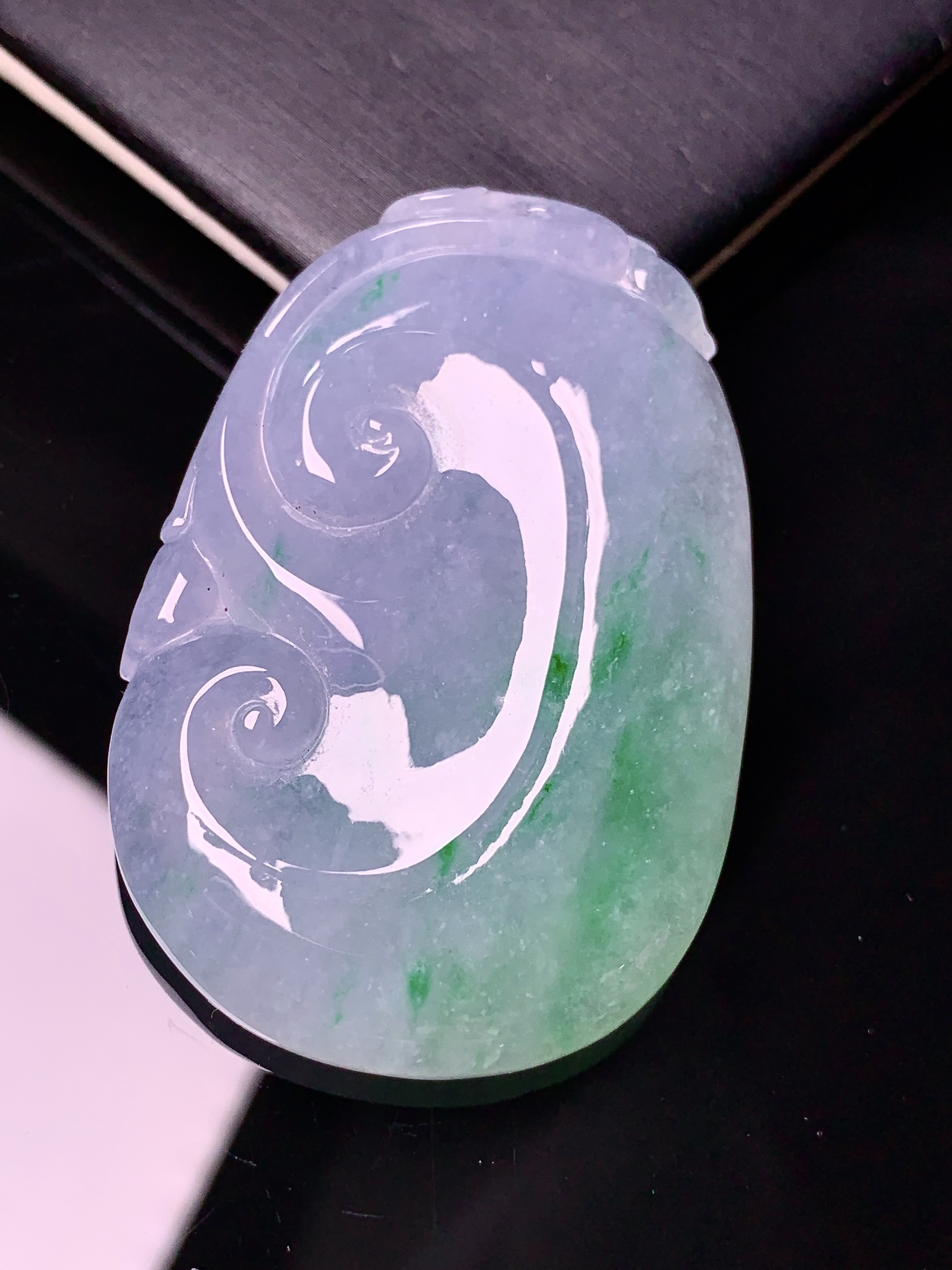 飘绿如意吊坠 玉质细腻 色泽艳丽清新 水润亮眼 整体尺寸51*33.8*6.5