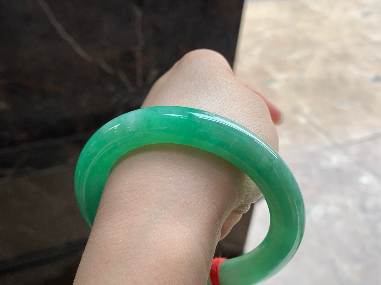 55.5-10.7

阳绿色圆条手镯^_^颜色鲜艳 玉质温润