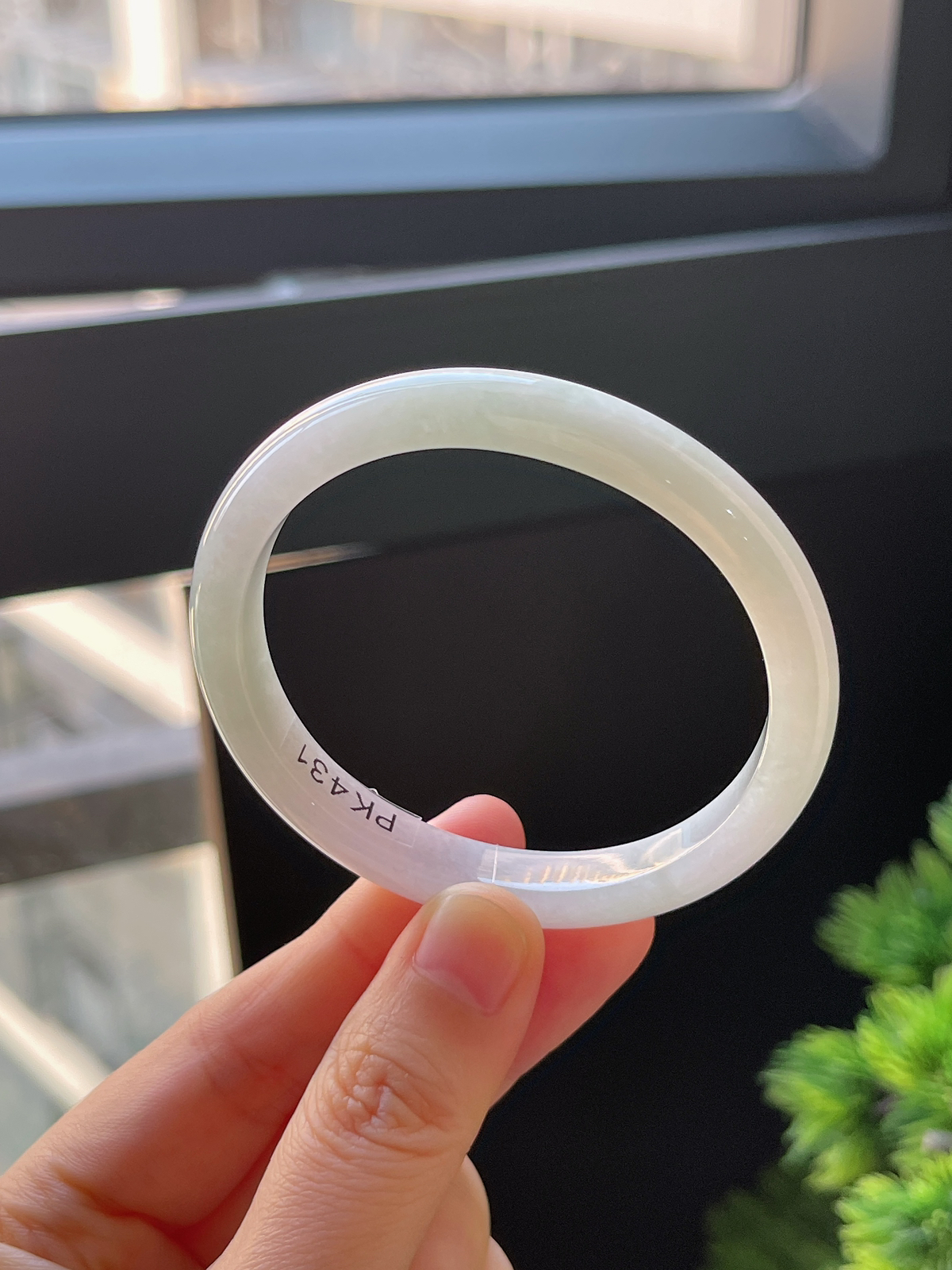 贵妃镯53.6圈口，翡翠糯化种淡绿色手镯