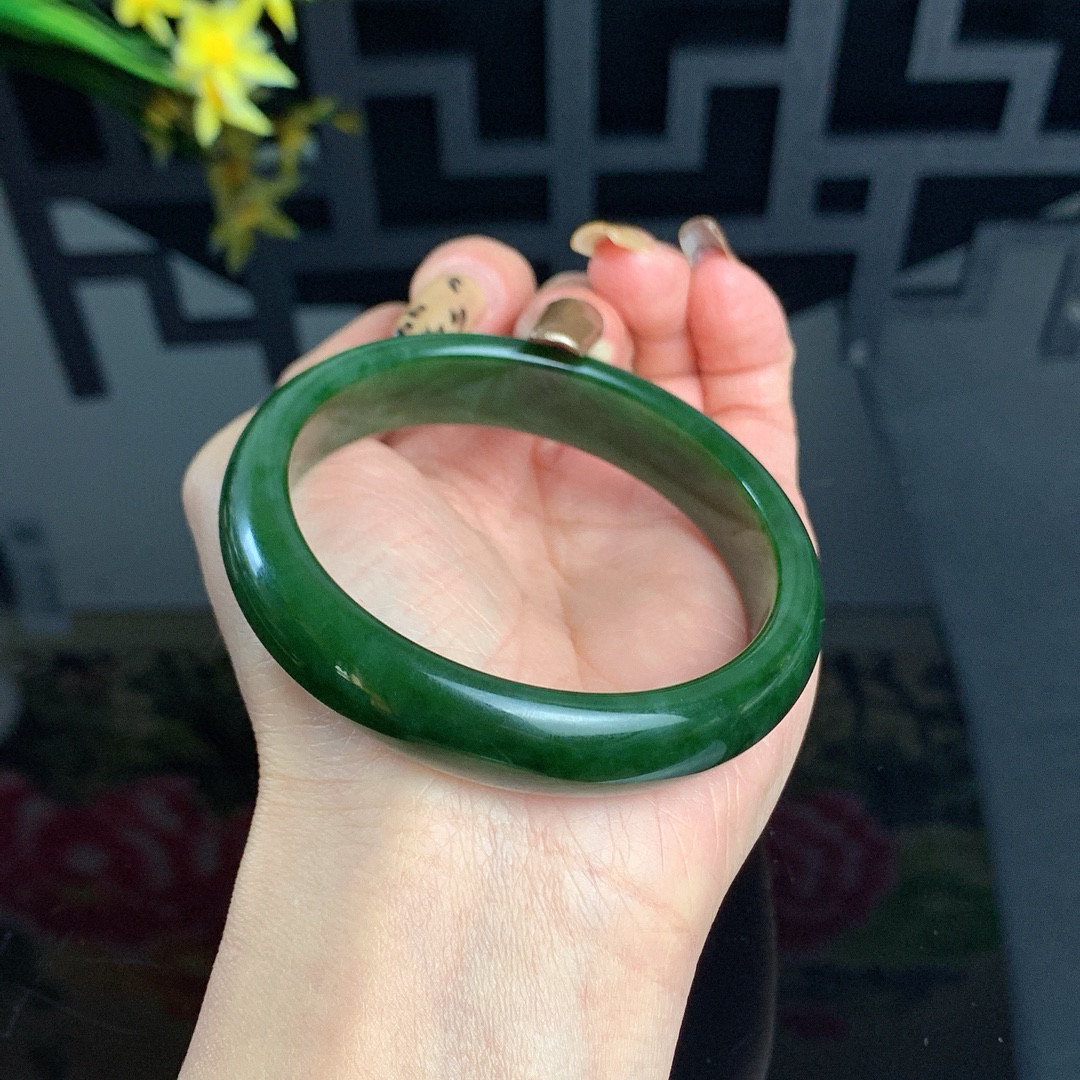 和田玉58.5圈口菠菜绿碧玉手镯！玉质细腻油润 底色纯净 无裂无棉 脂粉好，品质好！