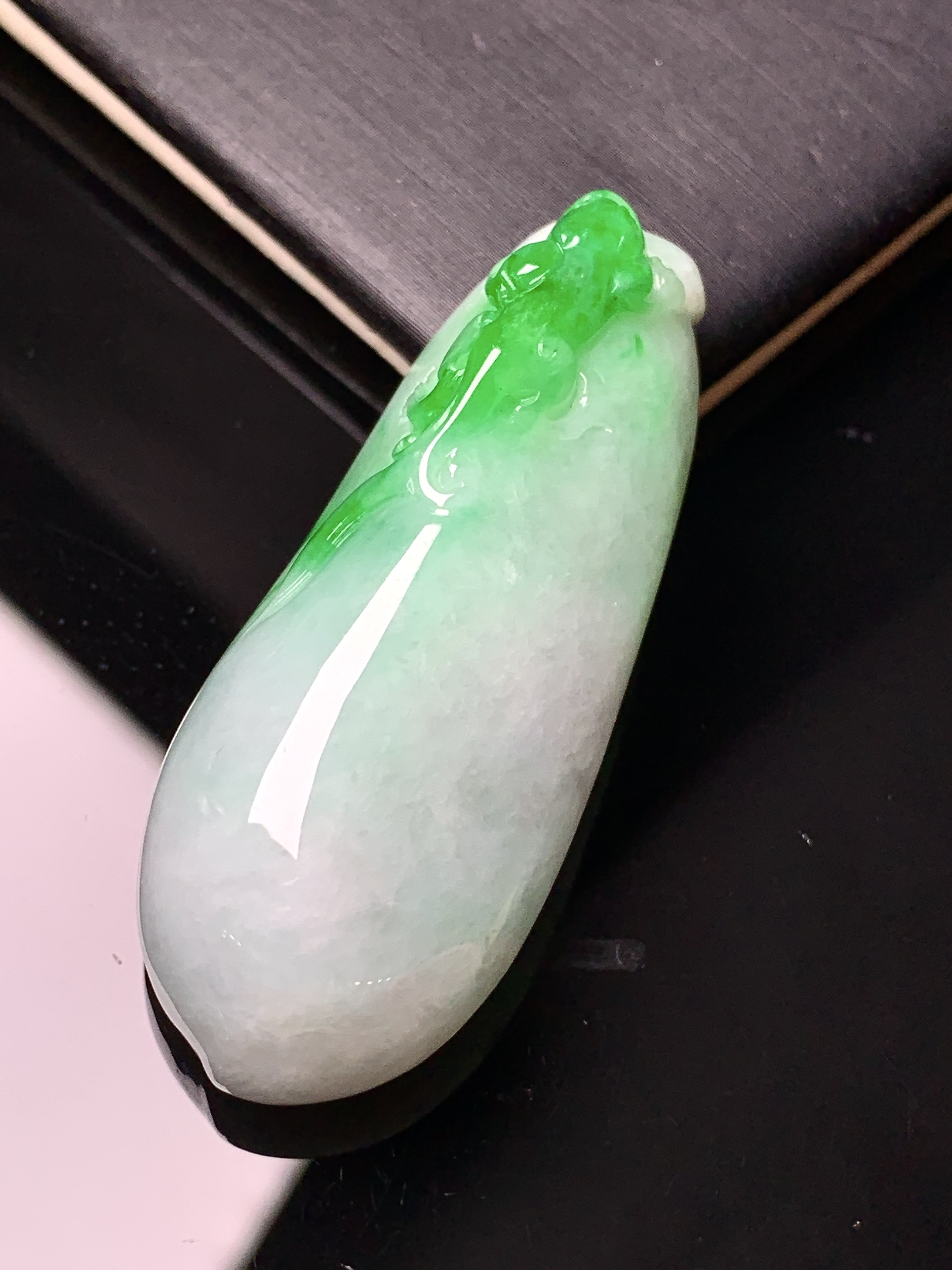 飘绿呱呱来财吊坠 玉质细腻 色泽艳丽清新 整体尺寸46*18.3*12.2