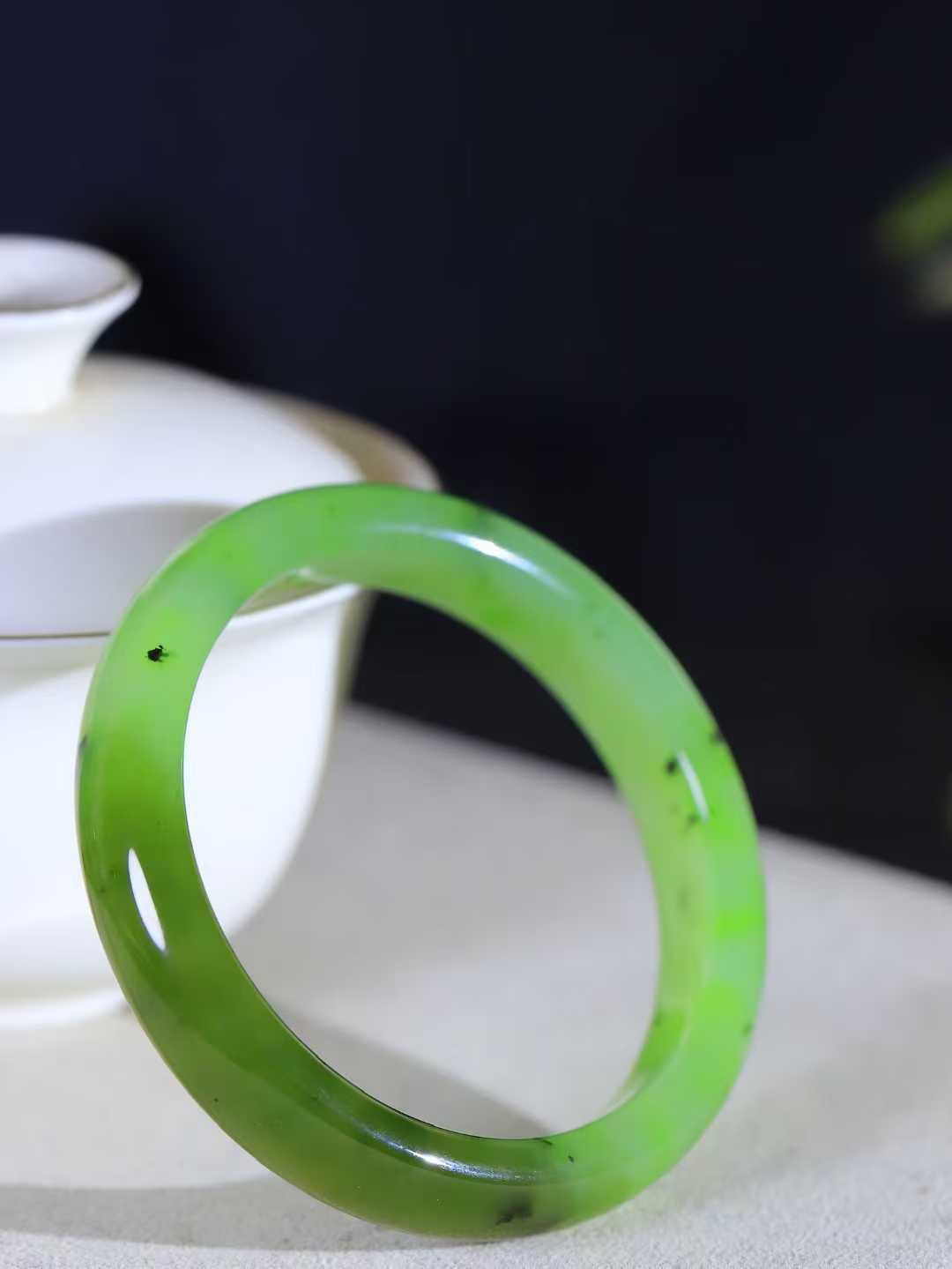 【碧色荡漾·手镯】

精品️和田玉碧玉带糖手镯，玉质细腻温润，手感舒适，️线条流畅，简约大气，美自天成，佩戴于腕间，婉约之美，举手投足间透出那份低调奢华，醉人心扉。重47.5克 内径圈口56.5mm尺寸12-7.7mm FDL-7710532