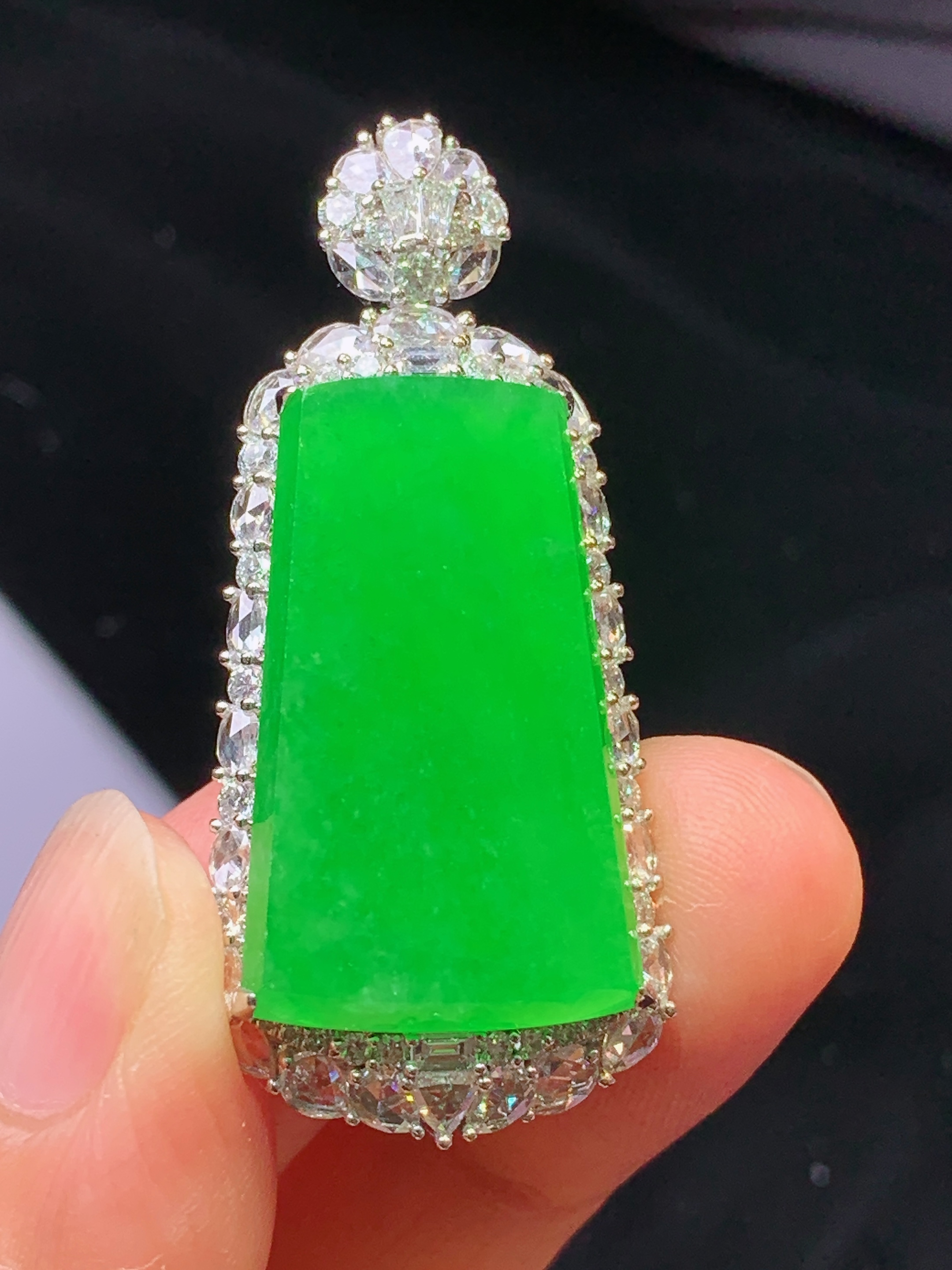 18k金钻镶嵌满绿无事牌吊坠 玉质细腻 色泽艳丽清新 水润亮眼 整体尺寸44.5*20*11