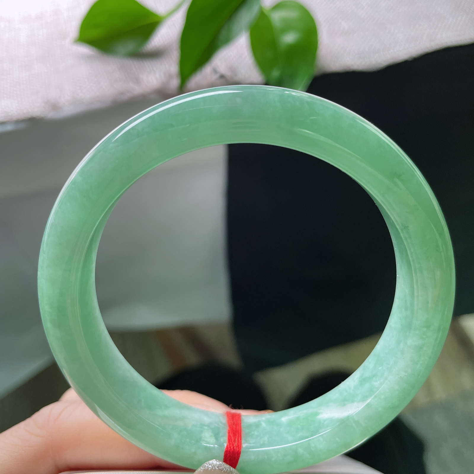 59.7/12.4/8.5，果绿底正圈，水润，质地温润细腻，颜色分布均匀，一点皮纹不显