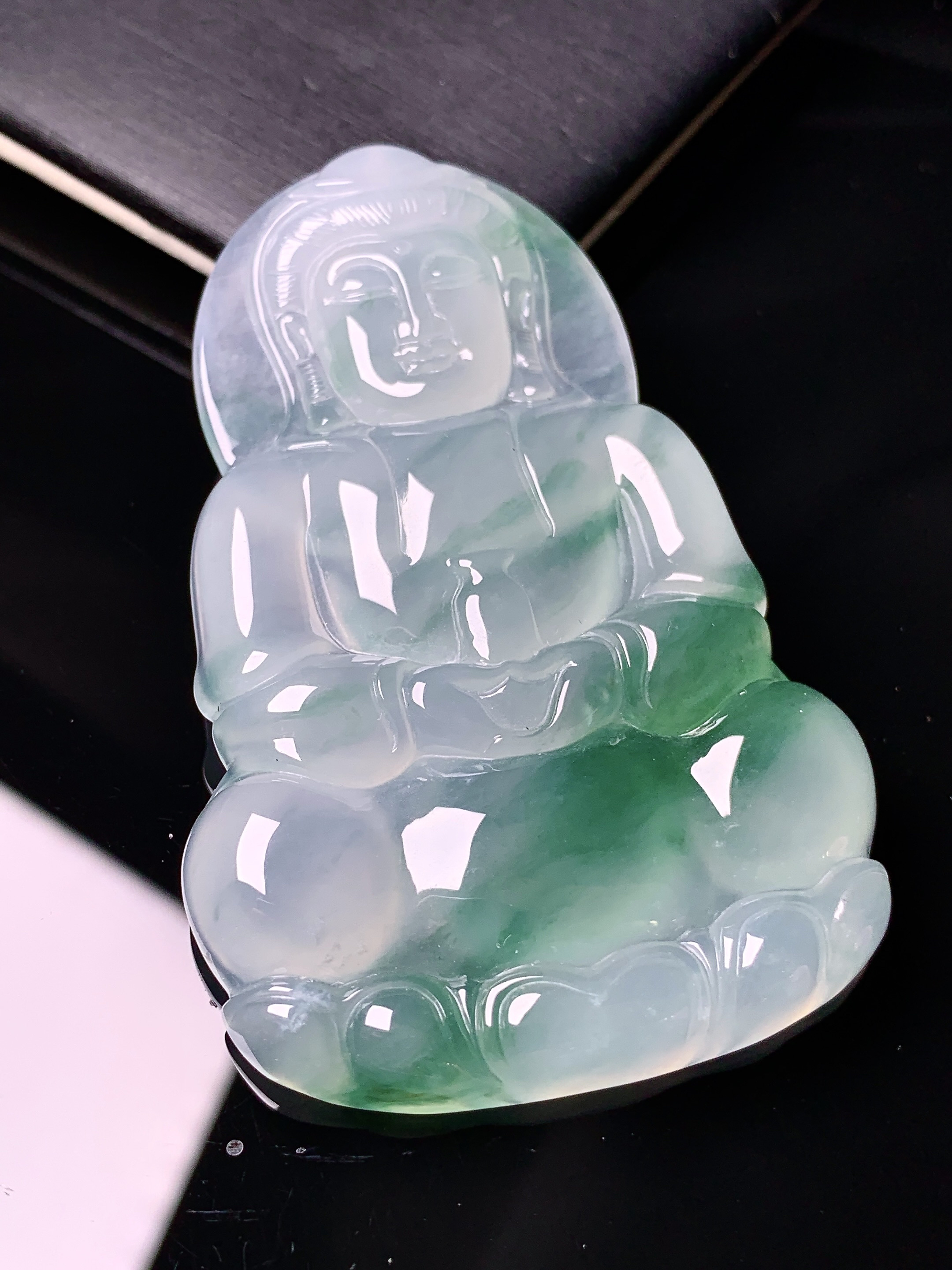 冰种飘绿观音菩萨吊坠 玉质细腻 色泽艳丽清新 水润亮眼 整体尺寸65.2*41.7*6