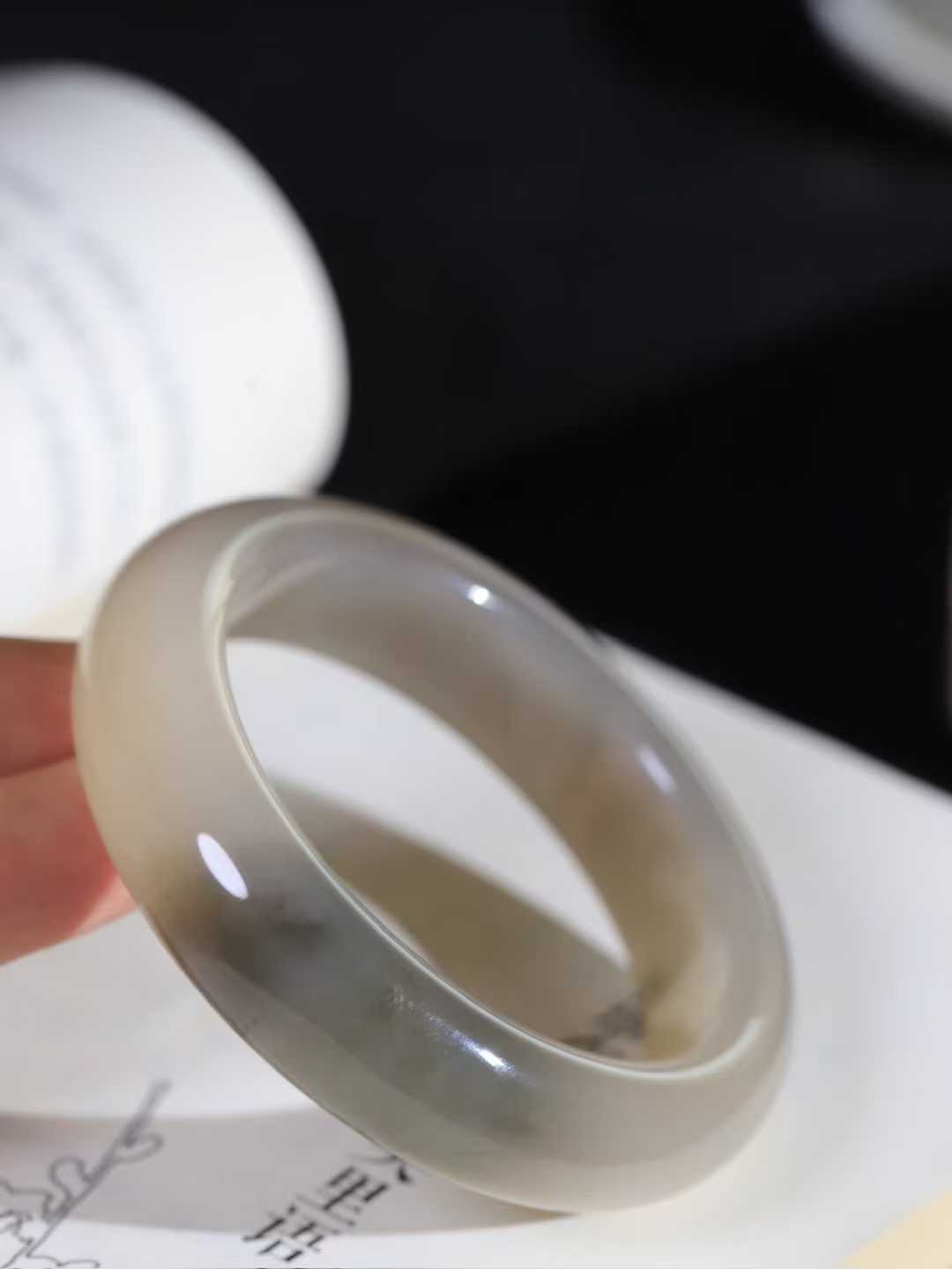 【花样年华·手镯】

精品和田玉烟紫藕粉双色手镯，质地油润细腻，色泽高贵典雅，镯型古朴典雅。在诗情画意的雨巷相遇，你是我腕间的一抹风情，有你眸有深情，清风荡漾湖间静水，我愿俯身低眉，在烟波涟漪处，寻你深情倩影。内径57.5mm尺寸15.8-10mm 重85克。fDL-3610588