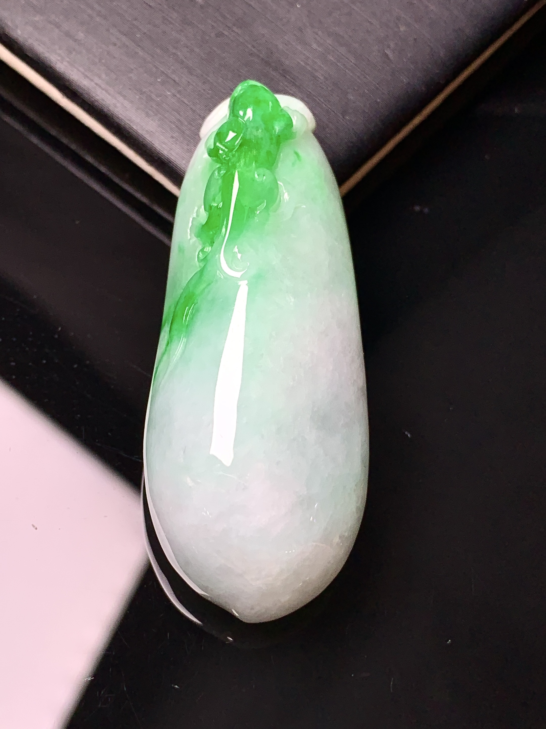 飘绿呱呱来财吊坠 玉质细腻 色泽艳丽清新 整体尺寸46*18.3*12.2