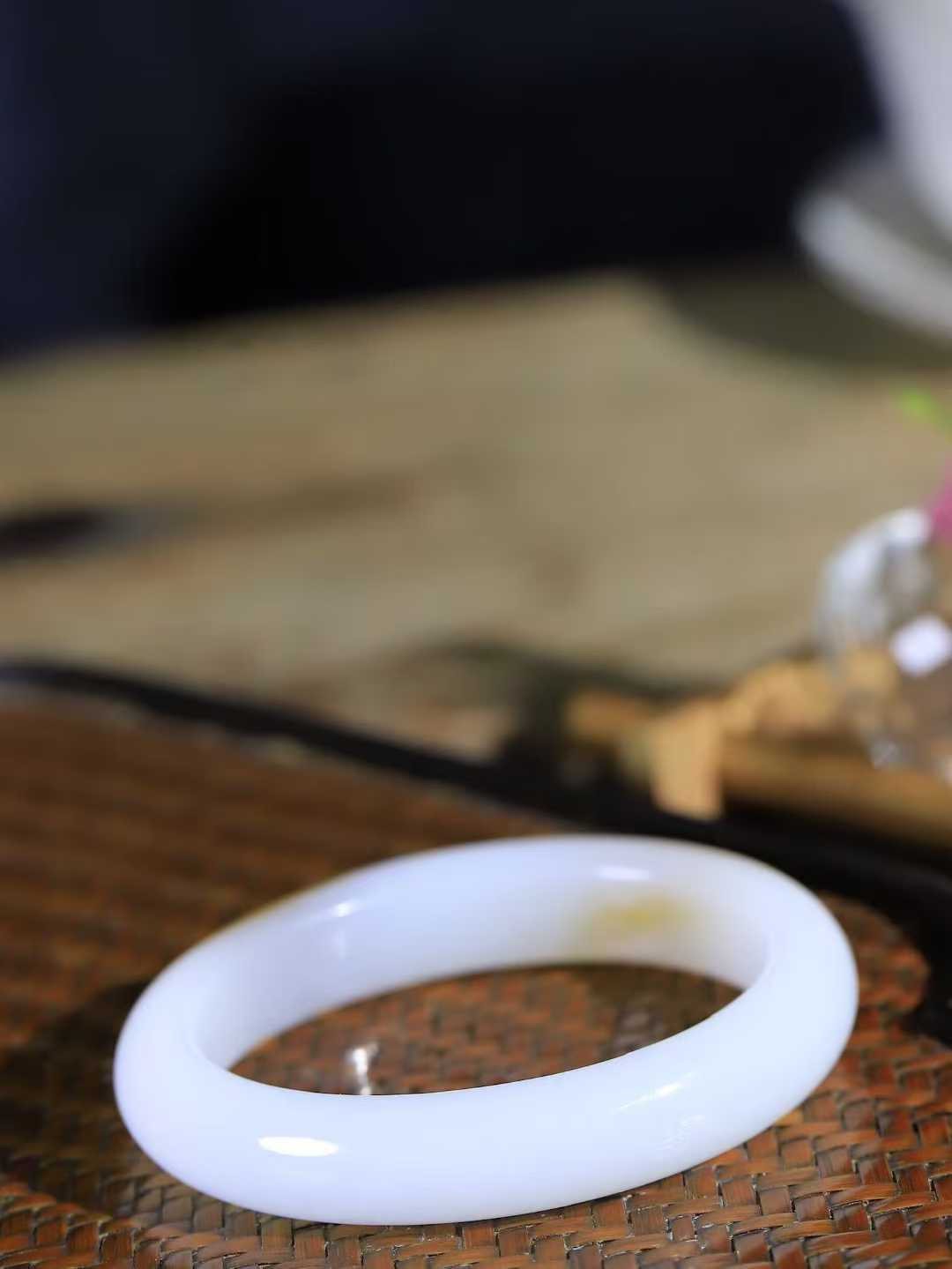 【贵妃镯.玉腕清响】    

精品和田玉糖白玉贵妃镯，玉质温润细腻 油性十足 相传杨贵妃十分