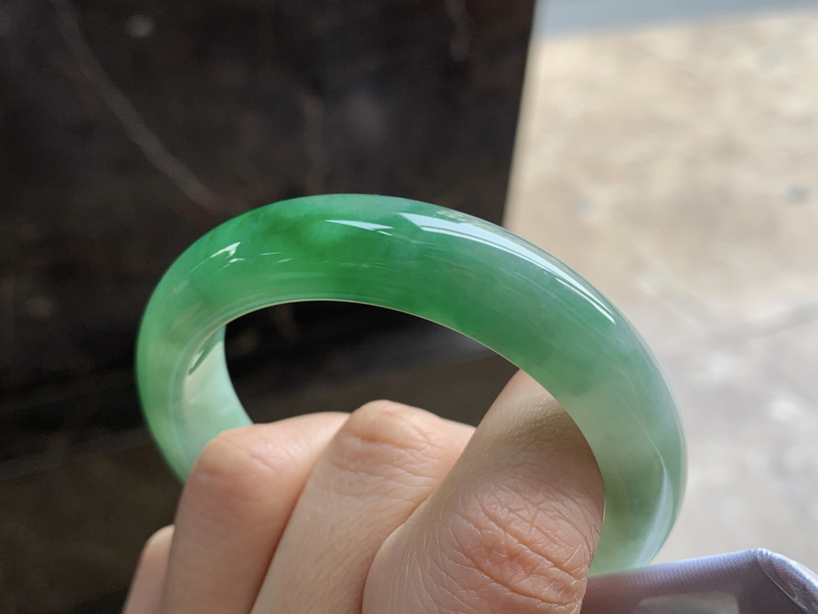 51-12.3-8.5

浓绿色手镯^_^颜色鲜艳 玉质温润