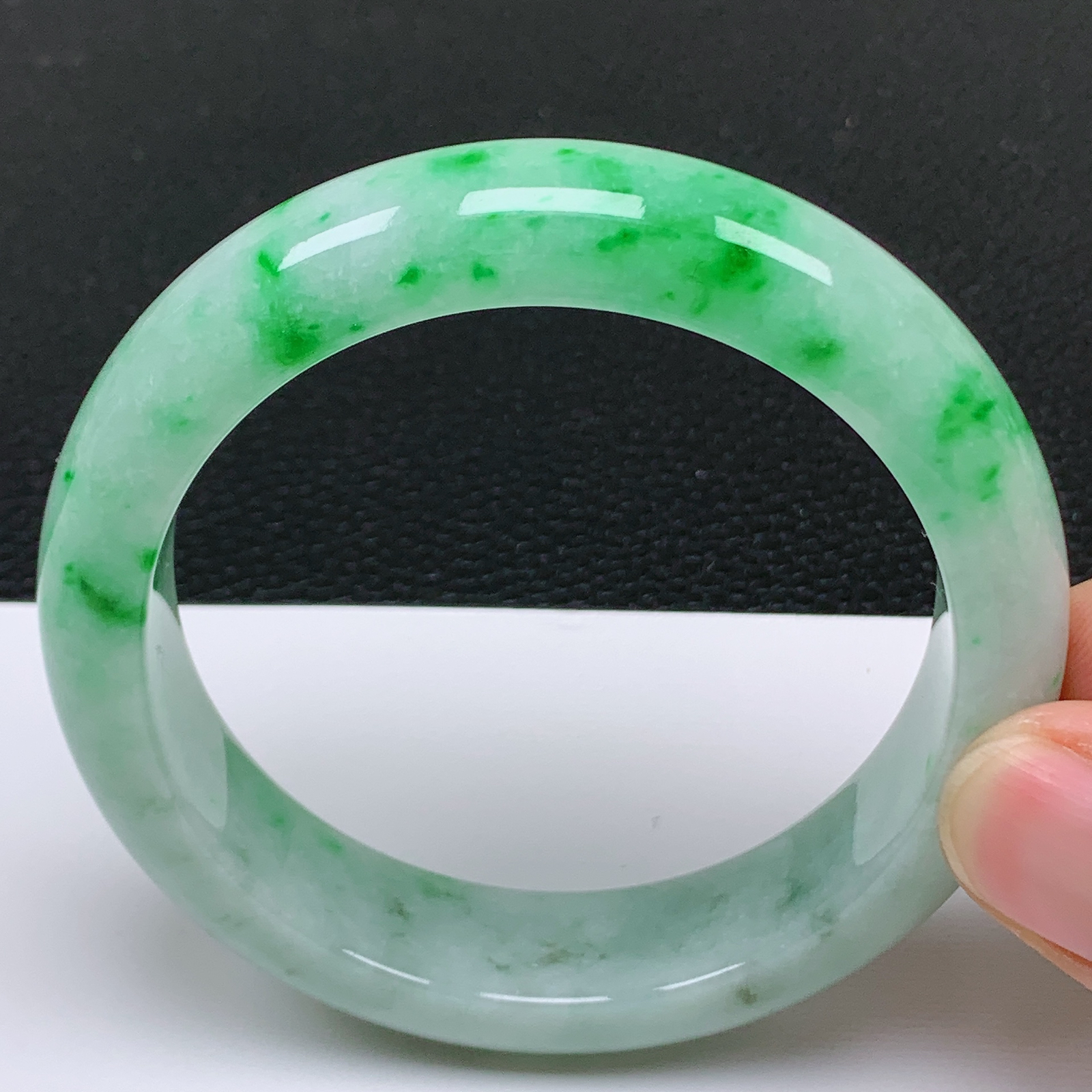 56～57圈口天然翡翠老坑飘阳绿正圈手镯 尺寸56.8*14.3*8.8mm