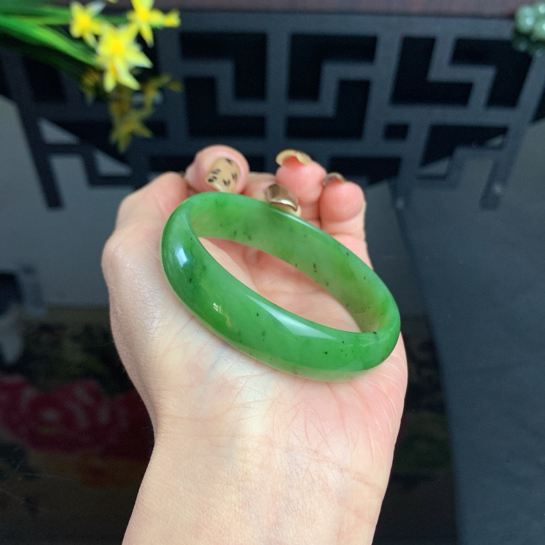 和田玉52.5圈口苹果绿宽条碧玉手镯，玉质细腻油润 底色纯净 无裂无棉 脂粉好，品质好！