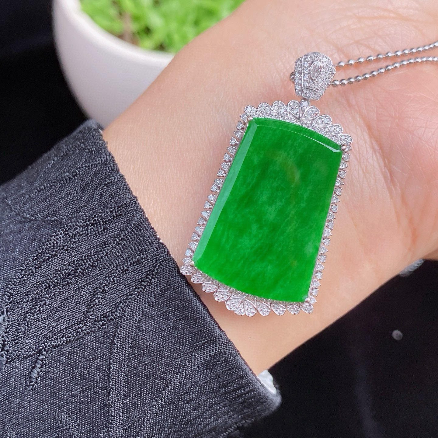 辣绿无事牌吊坠 
色泽浓郁，质地细腻
S928银镶嵌，精致感满满
尺寸如图一  实物更美～