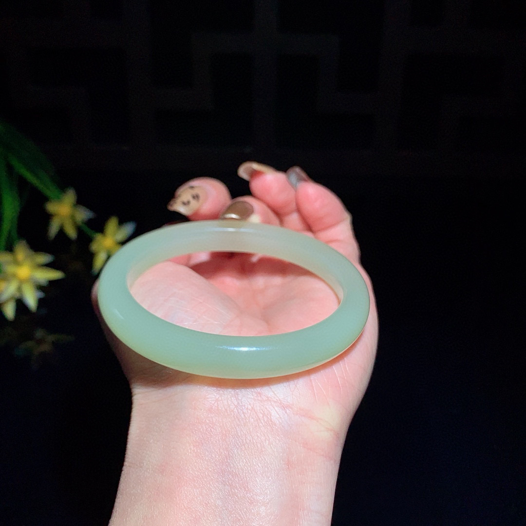 和田玉57.5圈晴水色手镯！玉质细腻油润 底色纯净 无裂无杂 脂粉好，品质高。