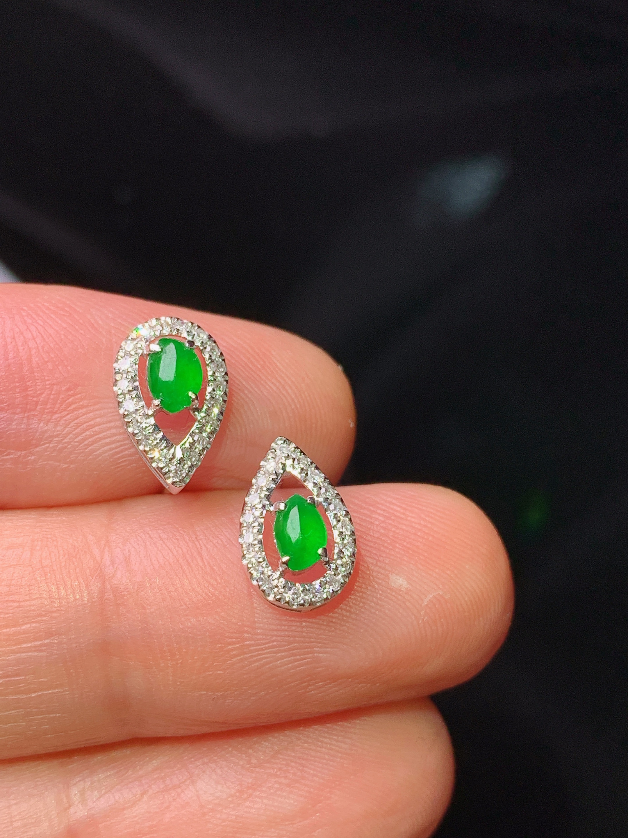 18k金钻镶嵌满绿蛋面耳钉 玉质细腻 色泽艳丽清新 水润亮眼 整体尺寸10*6.5*4