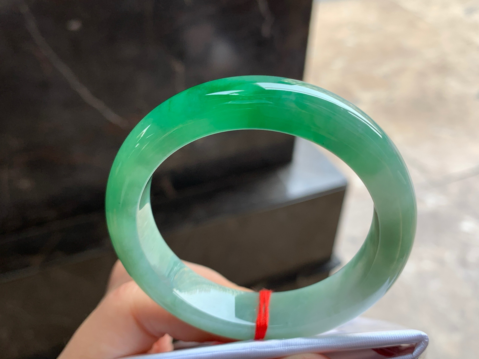 51-12.3-8.5

浓绿色手镯^_^颜色鲜艳 玉质温润