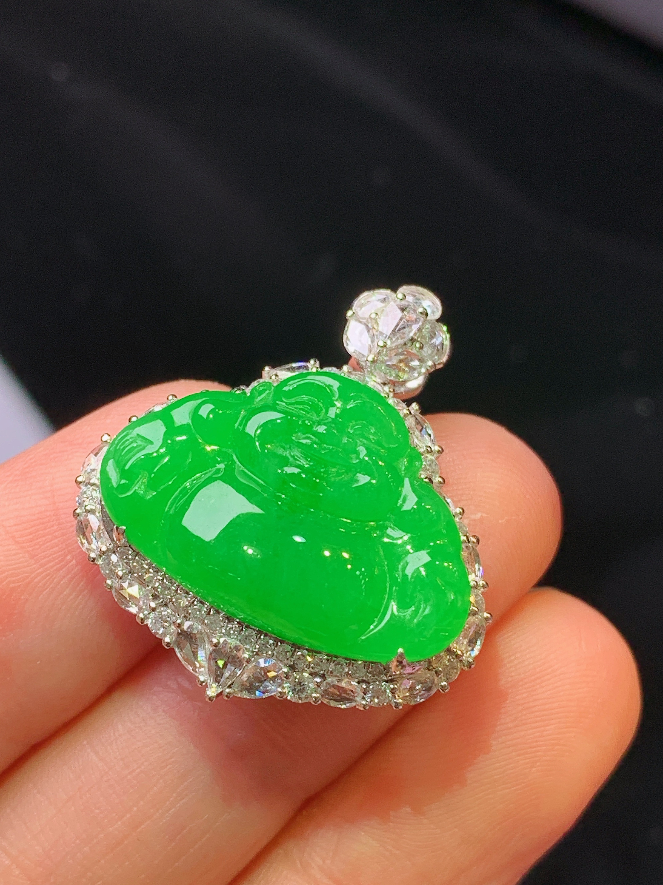 18k金钻镶嵌满绿佛公吊坠 玉质细腻 色泽艳丽清新 水润亮眼 整体尺寸27*24*11.2