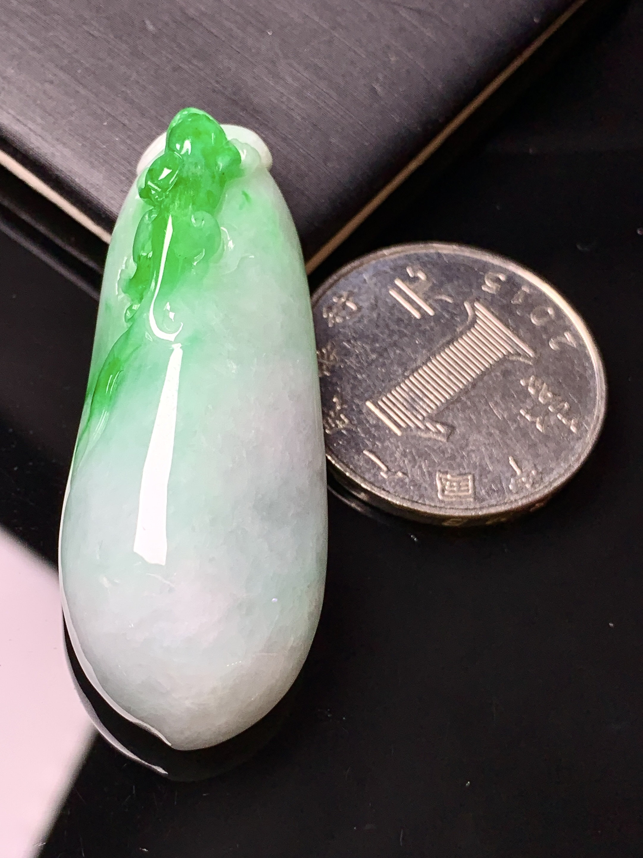 飘绿呱呱来财吊坠 玉质细腻 色泽艳丽清新 整体尺寸46*18.3*12.2