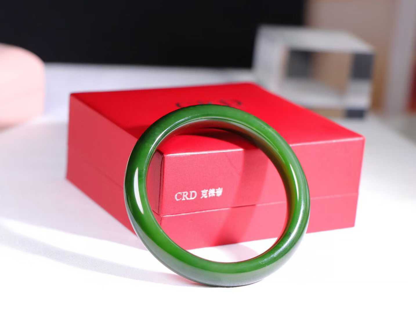 【腕间柔情】

信誉第一品质保证️和田玉碧玉菠菜绿手镯，俄料七号矿 红皮老料，玉质温润细腻 油性十