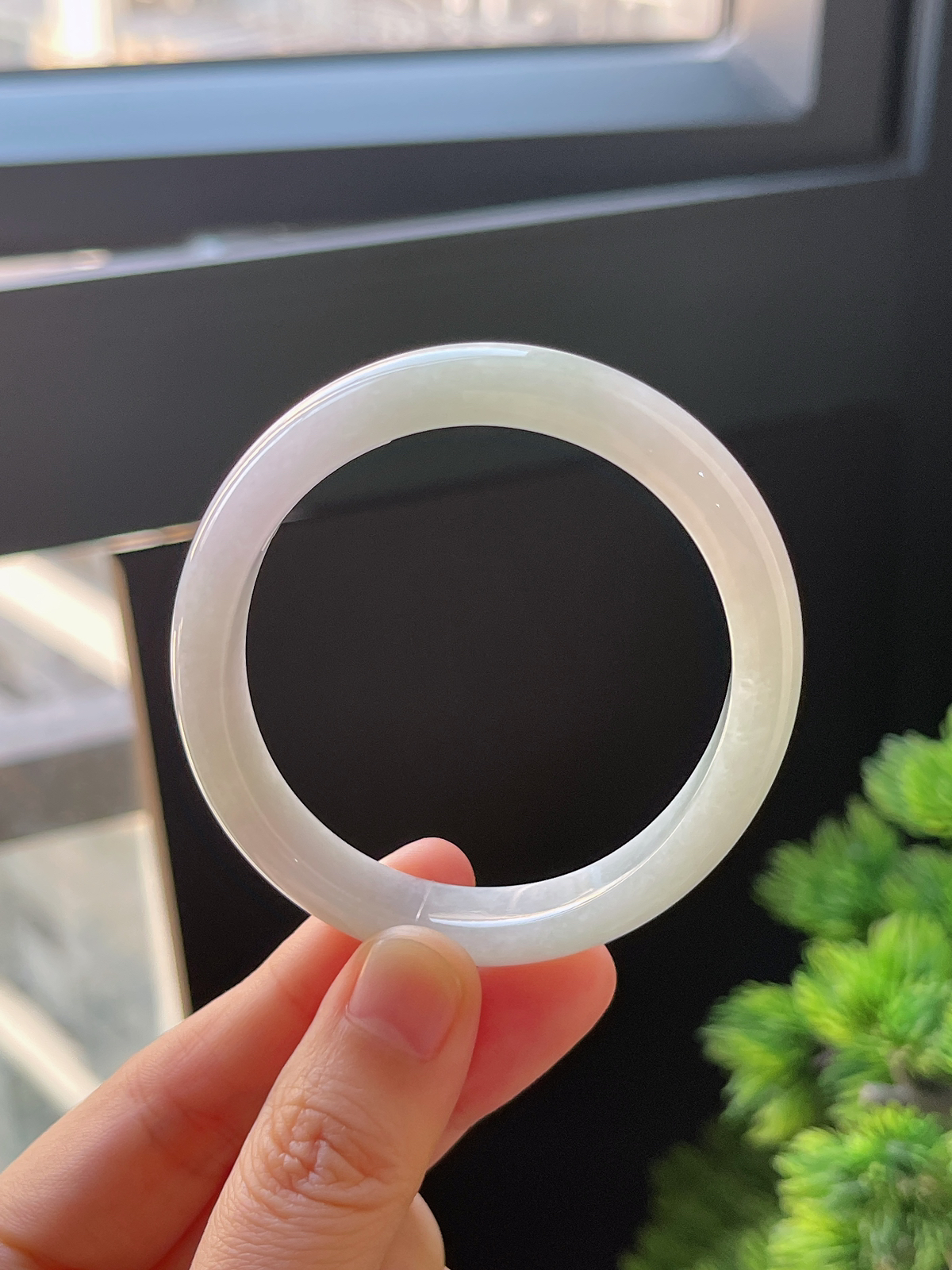 贵妃镯53.6圈口，翡翠糯化种淡绿色手镯