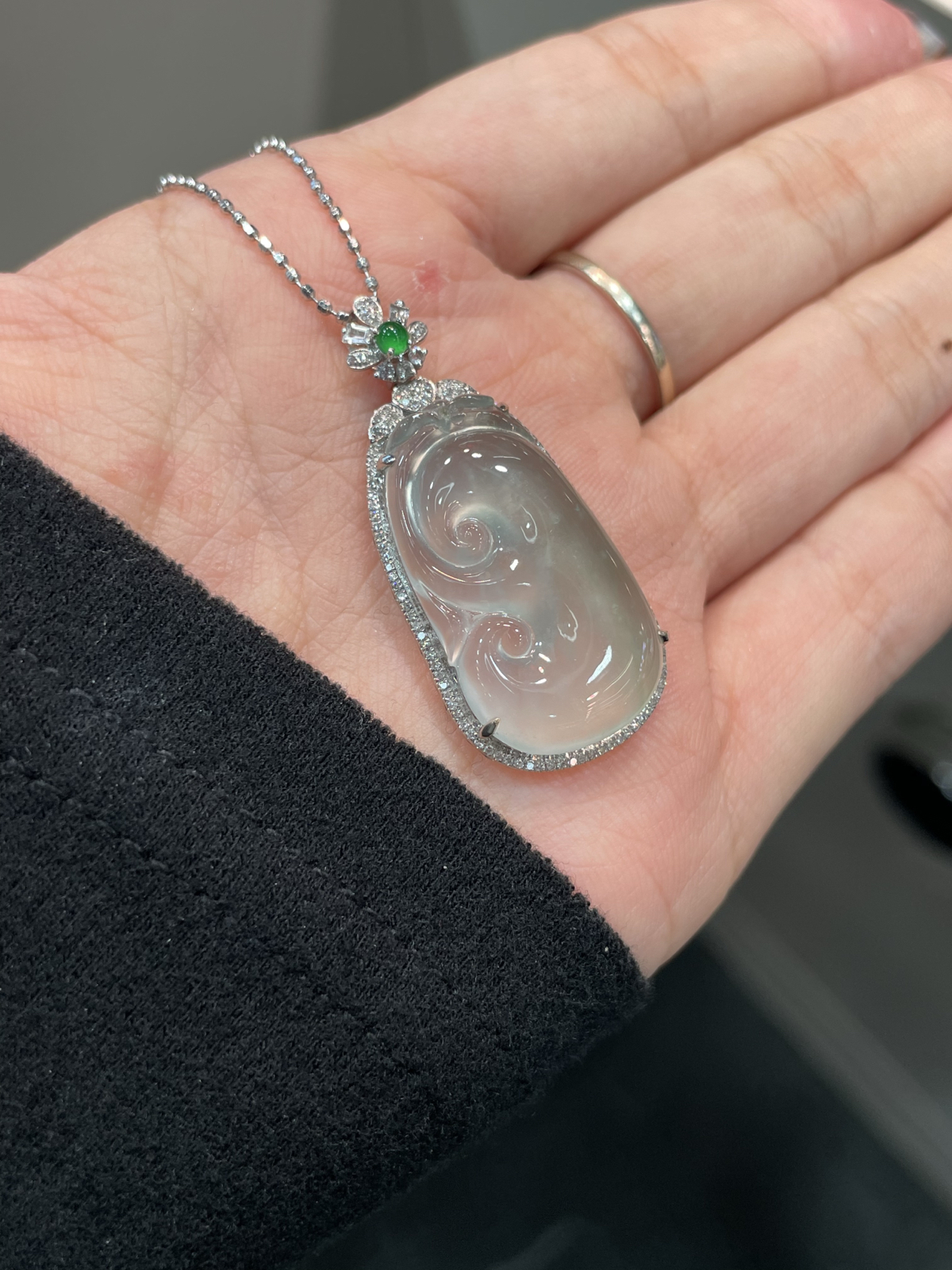 冰晴 起胶感 如意吊坠

18k金配钻镶嵌