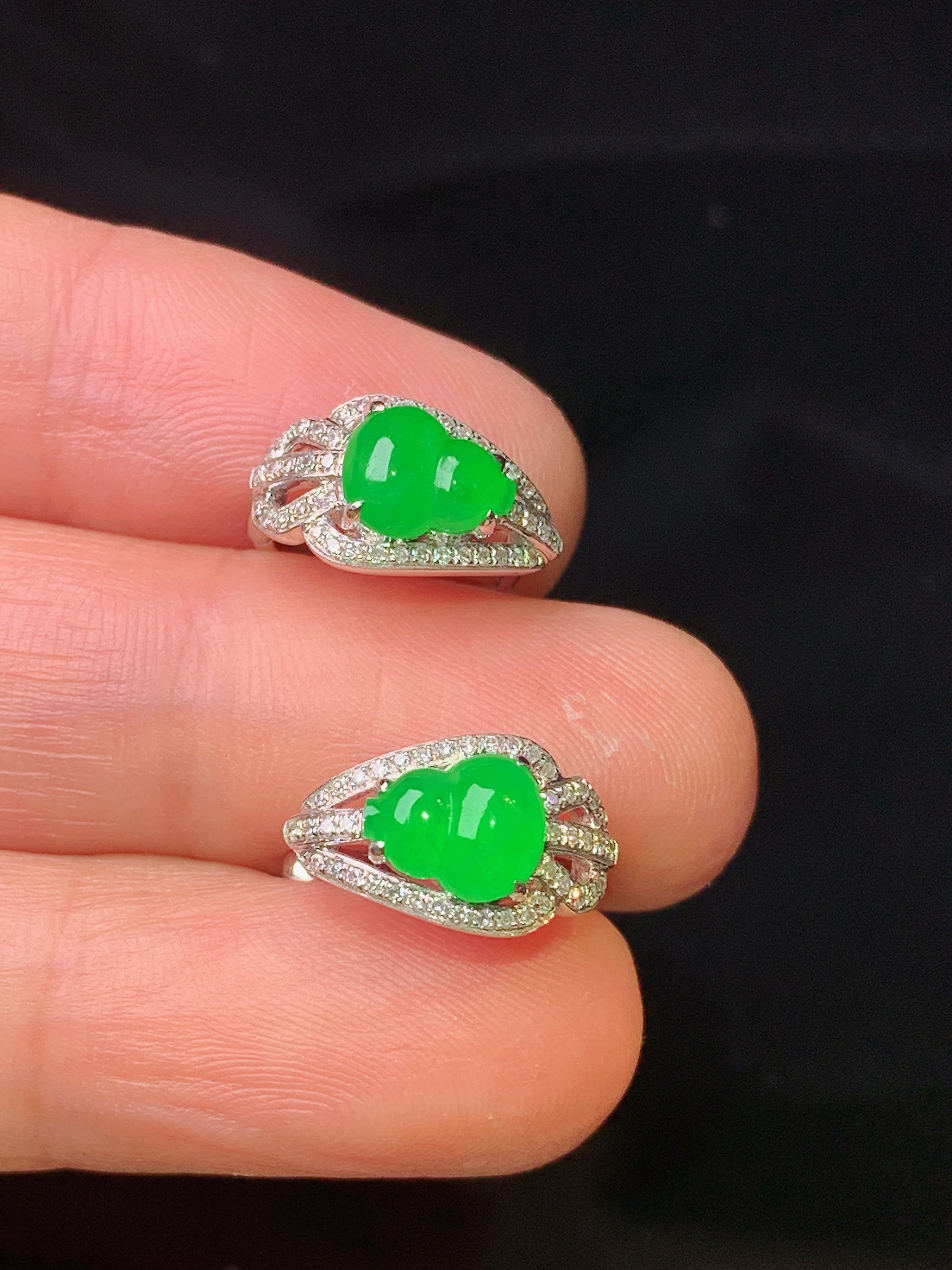 18k金钻镶嵌满绿葫芦耳钉 玉质细腻 色泽艳丽清新 裸石尺寸7*5.8*2.5