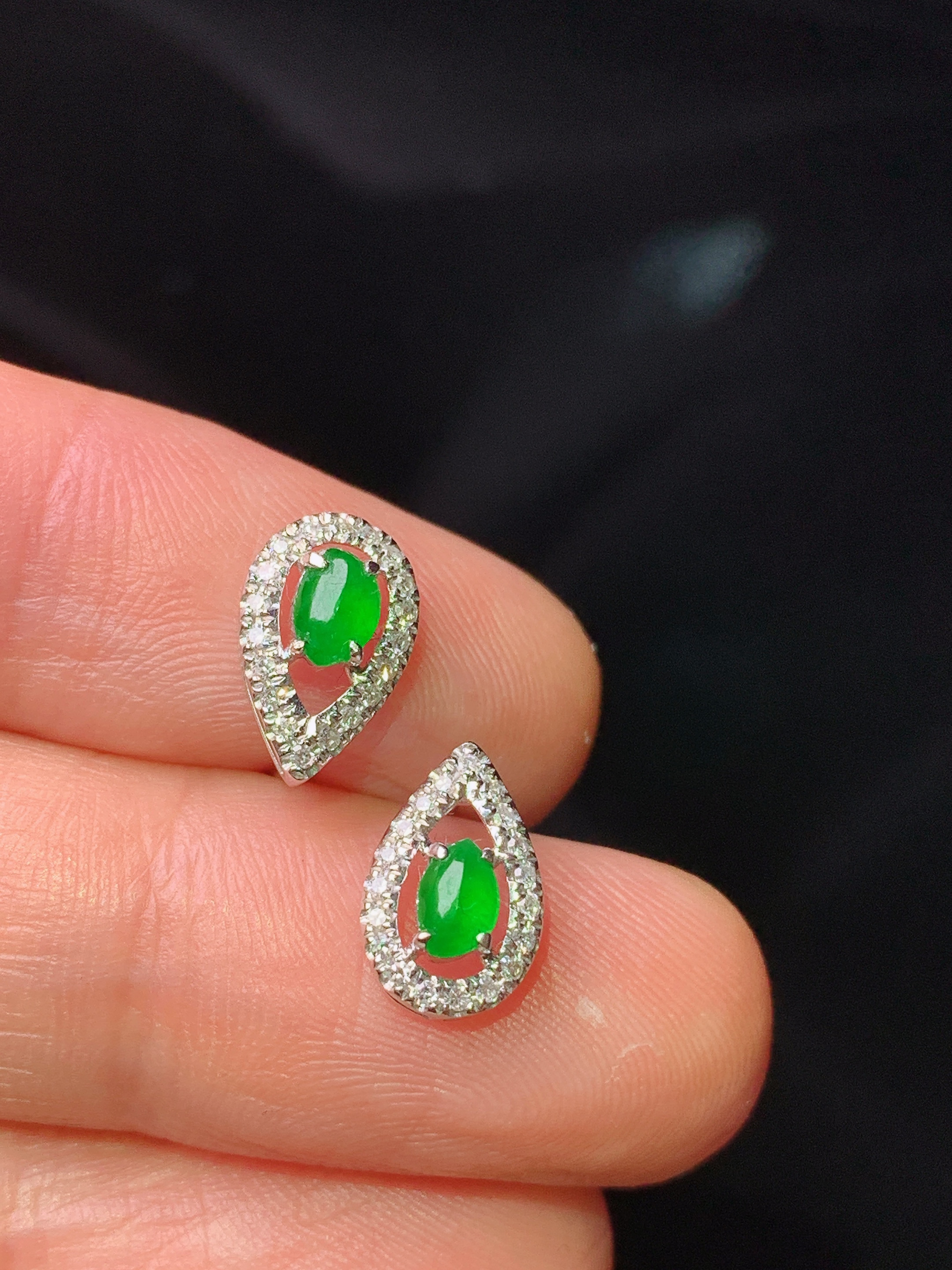 18k金钻镶嵌满绿蛋面耳钉 玉质细腻 色泽艳丽清新 水润亮眼 整体尺寸10*6.5*4