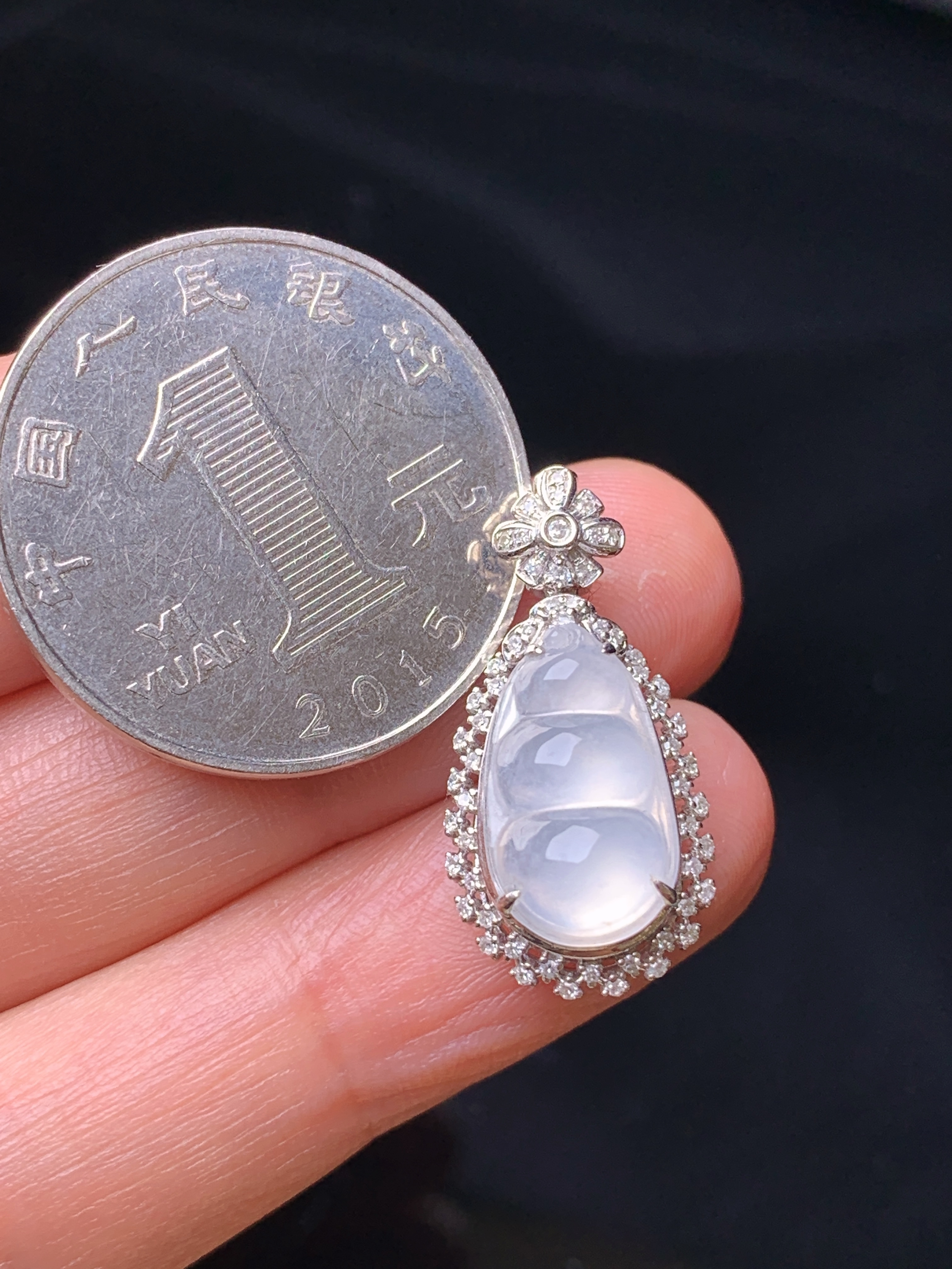 18k金钻镶嵌冰种四季豆吊坠 玉质细腻 色泽艳丽清新 水润亮眼 整体尺寸23.8*11.8*9