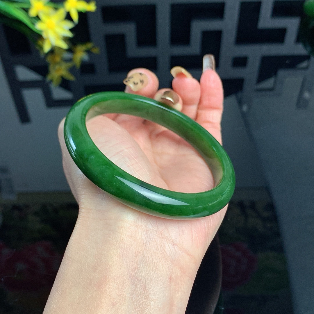 和田玉63.5圈口菠菜绿碧玉手镯！玉质细腻油润 底色纯净 无纹裂 脂粉好，品质好！