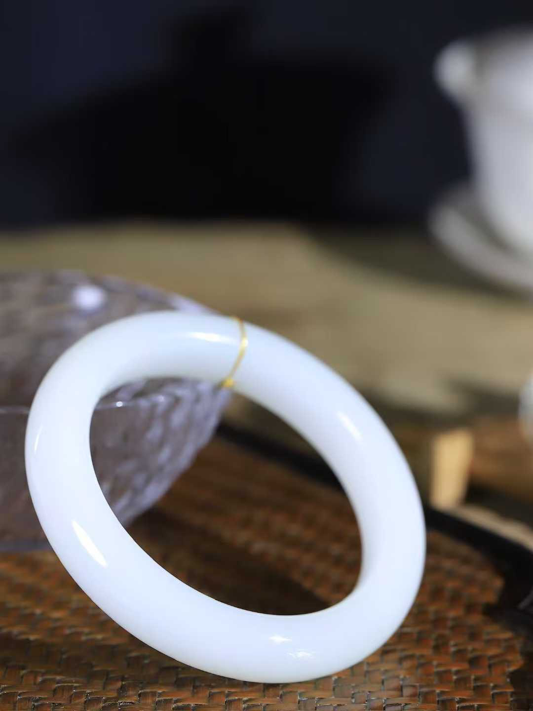 【婉约佳人.手镯】

精品和田玉白玉手镯 玉质温润细腻 油性十足 手感舒适，高华雅逸，线条流畅，简约大气，美自天成，素雅高贵。佩戴于腕间，婉约之美，举手投足间透出那份低调奢华。重69.7克 内径57mm  尺寸13.6-10.2mm   FDL-1110533