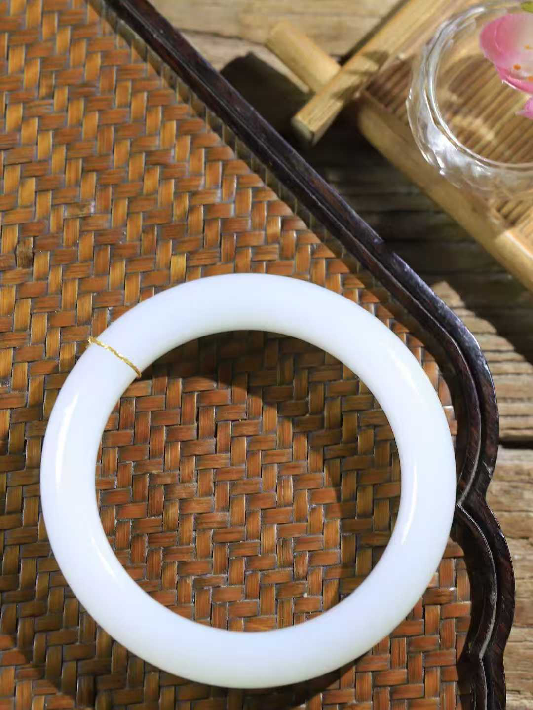 【婉约佳人.手镯】

精品和田玉白玉手镯 玉质温润细腻 油性十足 手感舒适，高华雅逸，线条流畅，简约大气，美自天成，素雅高贵。佩戴于腕间，婉约之美，举手投足间透出那份低调奢华。重69.7克 内径57mm  尺寸13.6-10.2mm   FDL-1110533