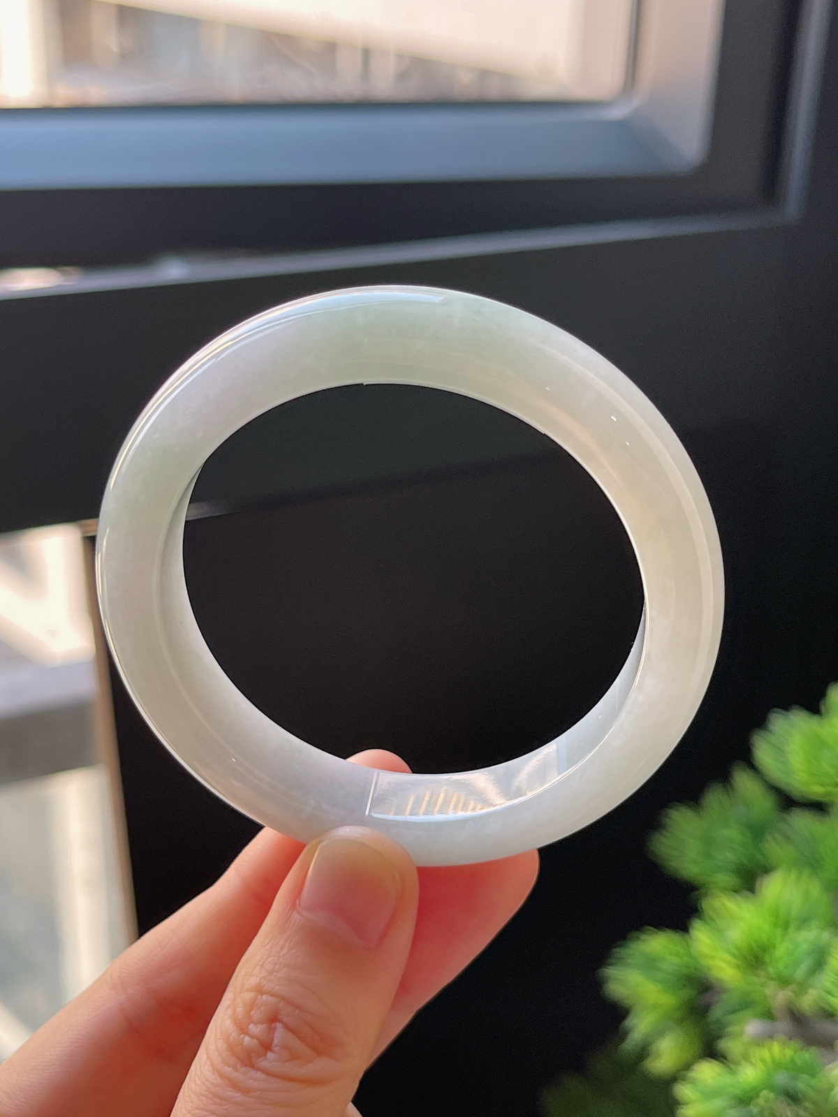 正圈51.8圈口，翡翠糯化种淡绿色手镯