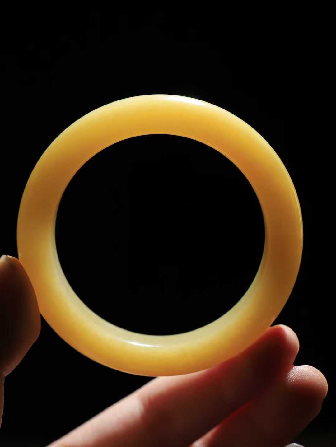 【花样年华·手镯】

精品和田玉糖玉手镯，质地油润细腻，色泽高贵典雅，镯型古朴典雅。在诗情画意的雨巷相遇，你是我腕间的一抹风情，有你眸有深情，清风荡漾湖间静水，我愿俯身低眉，在烟波涟漪处，寻你深情倩影。内径54.5mm尺寸13.2-9.7mm 重63.5克。fDL-3610688