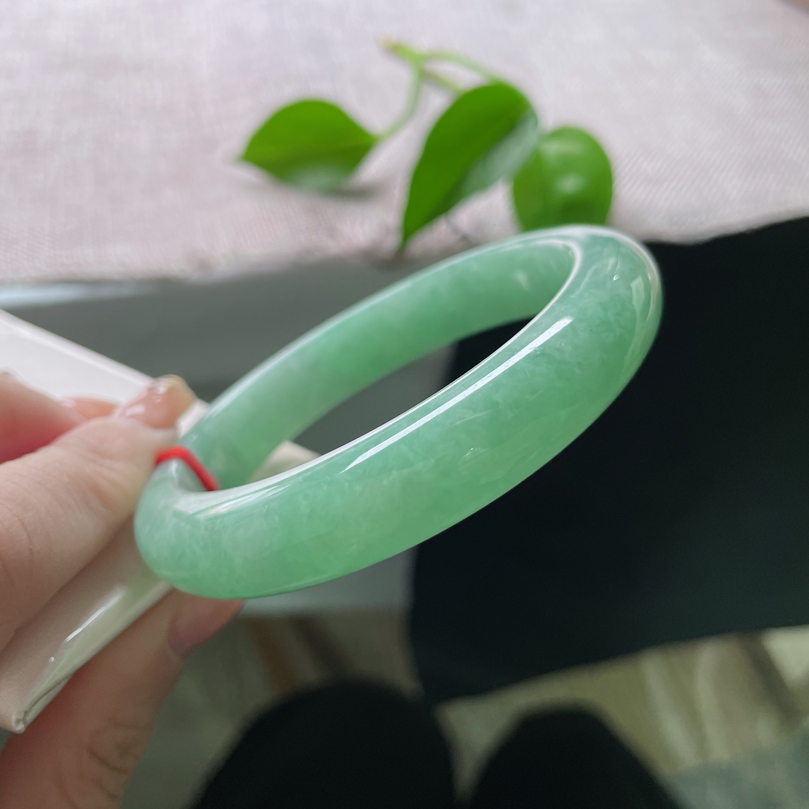 59.7/12.4/8.5，果绿底正圈，水润，质地温润细腻，颜色分布均匀，一点皮纹不显