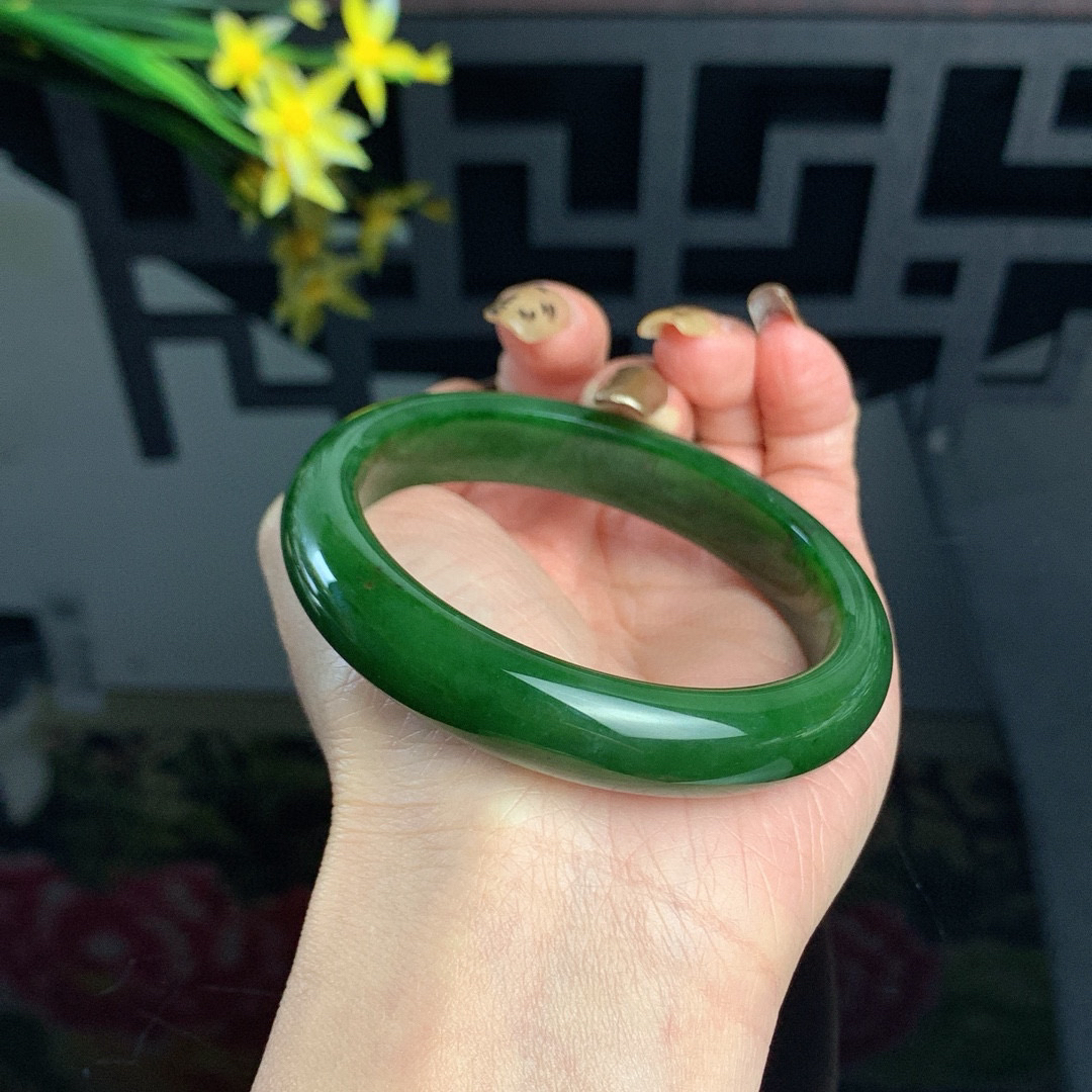 和田玉59圈口菠菜绿碧玉手镯！玉质细腻油润 底色纯净 无纹裂 脂粉好，品质好！