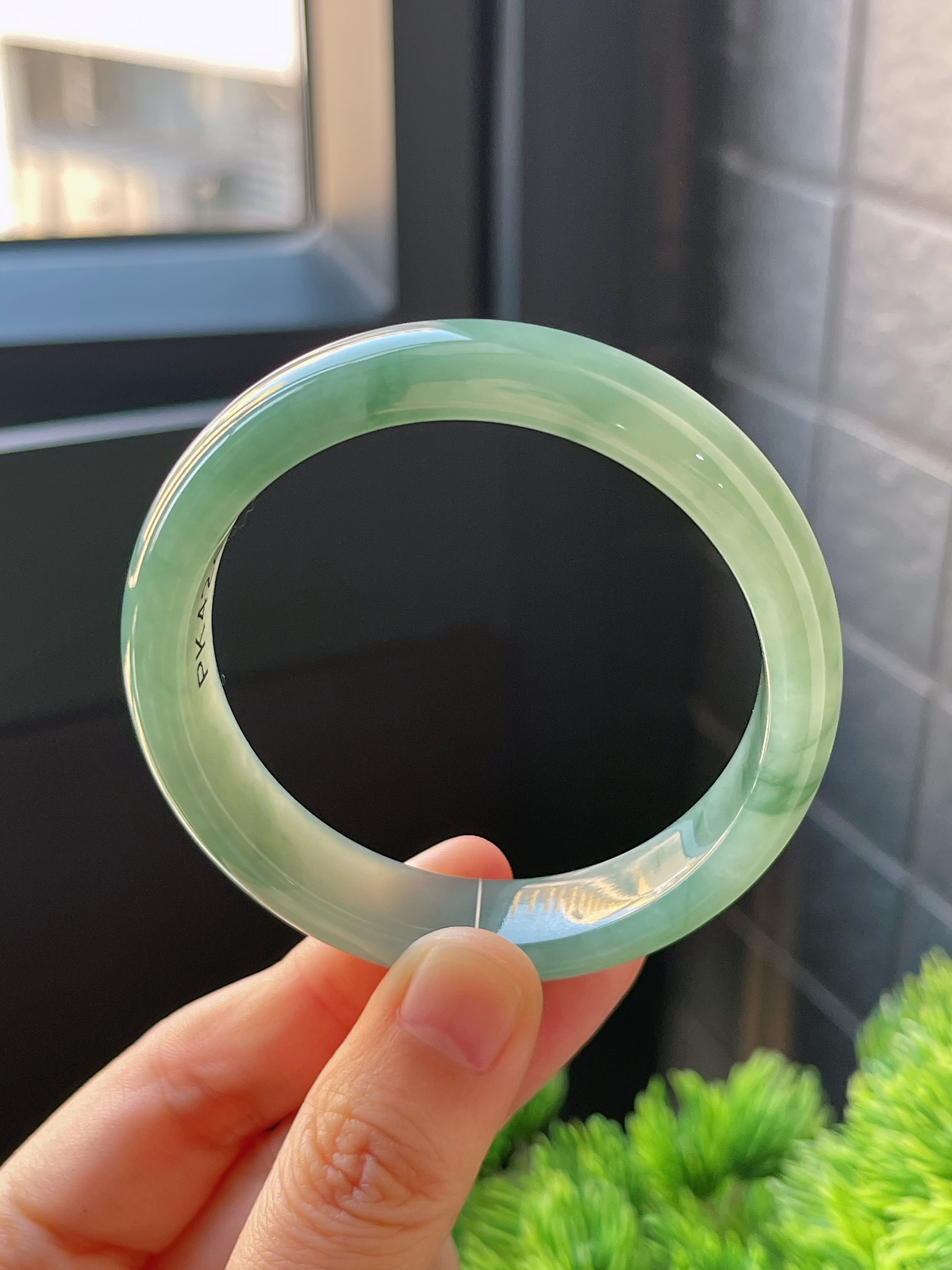 正圈52.4圈口，翡翠糯化种飘绿手镯