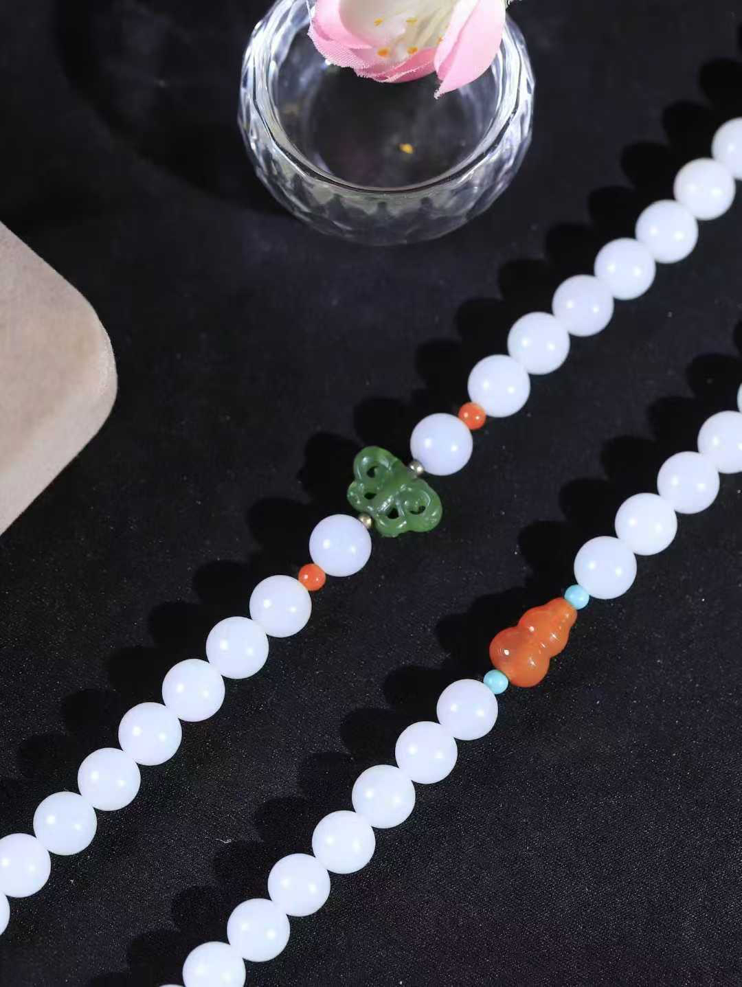 【链.108】

精品️和田玉白玉圆珠挂链 玉质温润细腻 油性十足 佩戴舒适。珠珠落玉盘，间关莺语花底滑，一生美好时光，无论身在何处，都有它相伴相守。事事顺遂，幸福美满，吉祥如意。重89.5克 尺寸取一8mm FDL-44101233
​