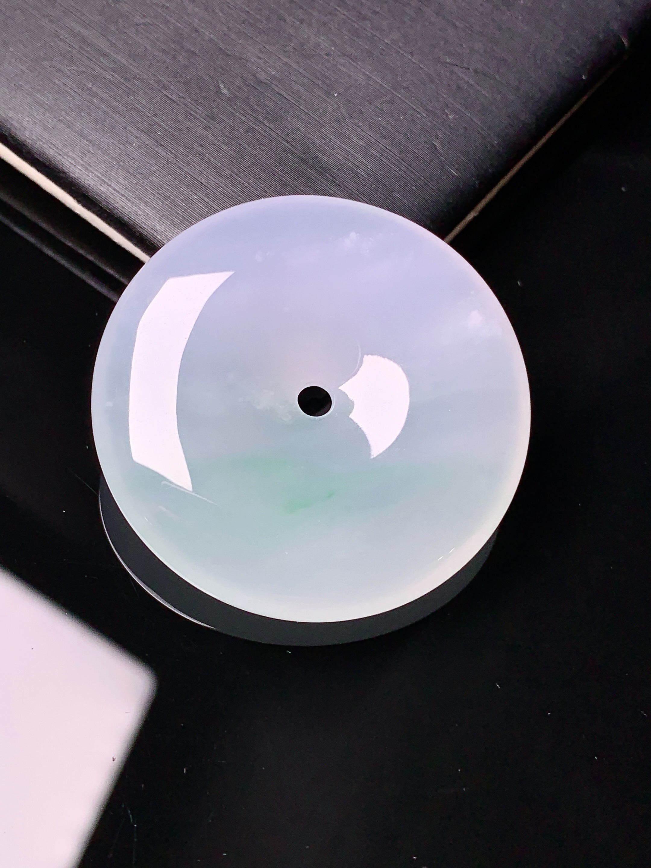 冰种飘绿平安扣吊坠 玉质细腻 色泽艳丽清新 水润亮眼 整体尺寸34*6.6