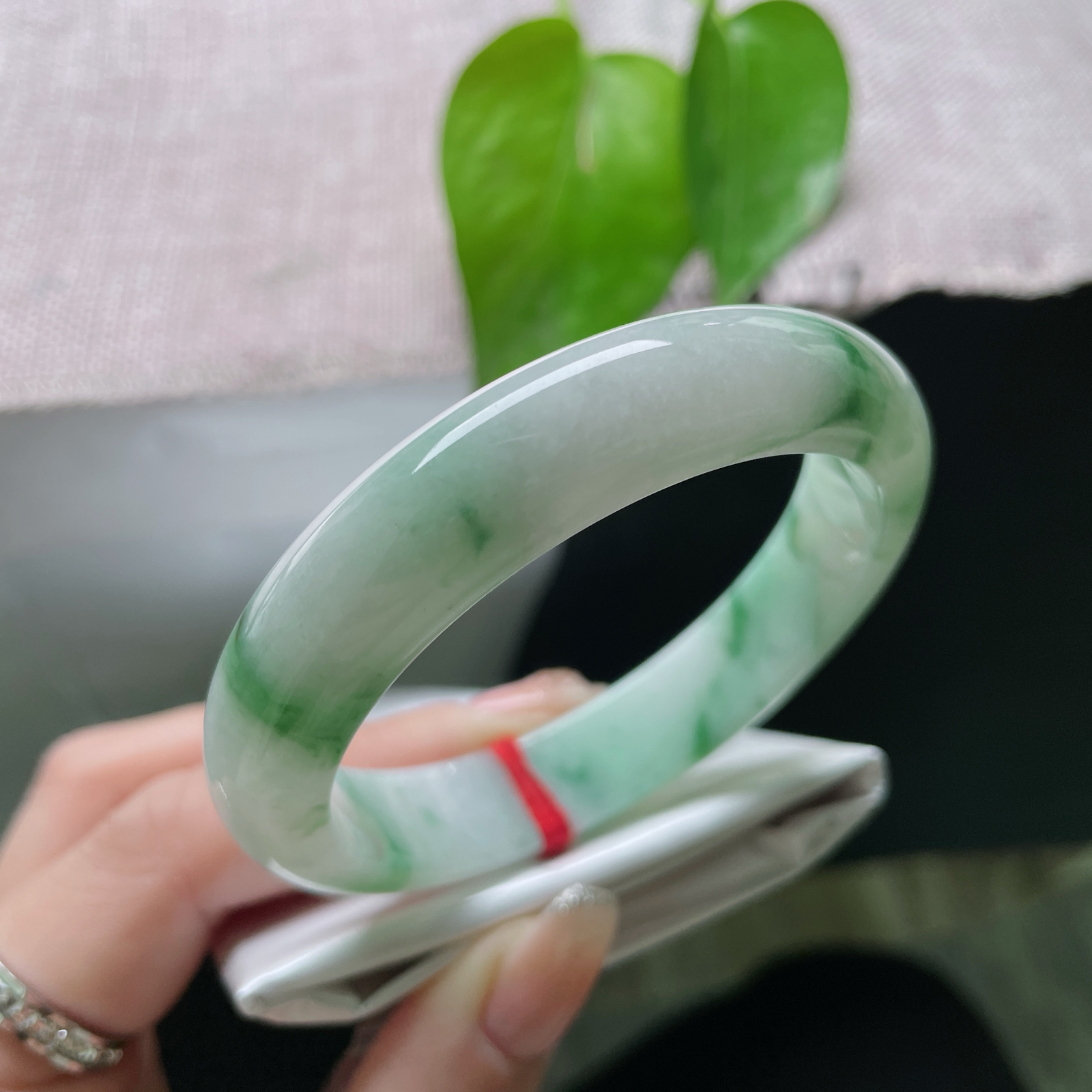 56.3/12.7/7.9。飘花正圈，肉质细腻干净，水头好，种老，花影摇曳，棉线