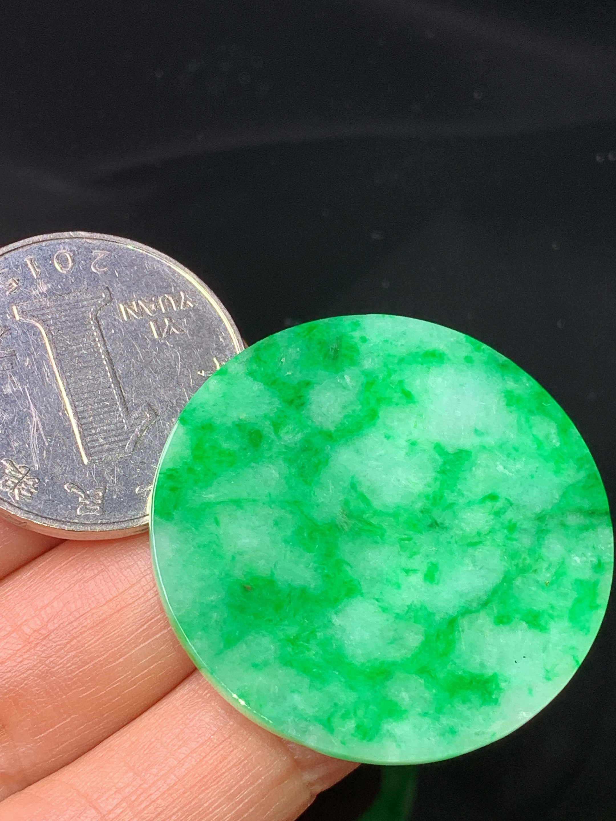 镶嵌款 翠绿圆牌吊坠 玉质细腻 色泽艳丽清新 整体尺寸34.2*2.6