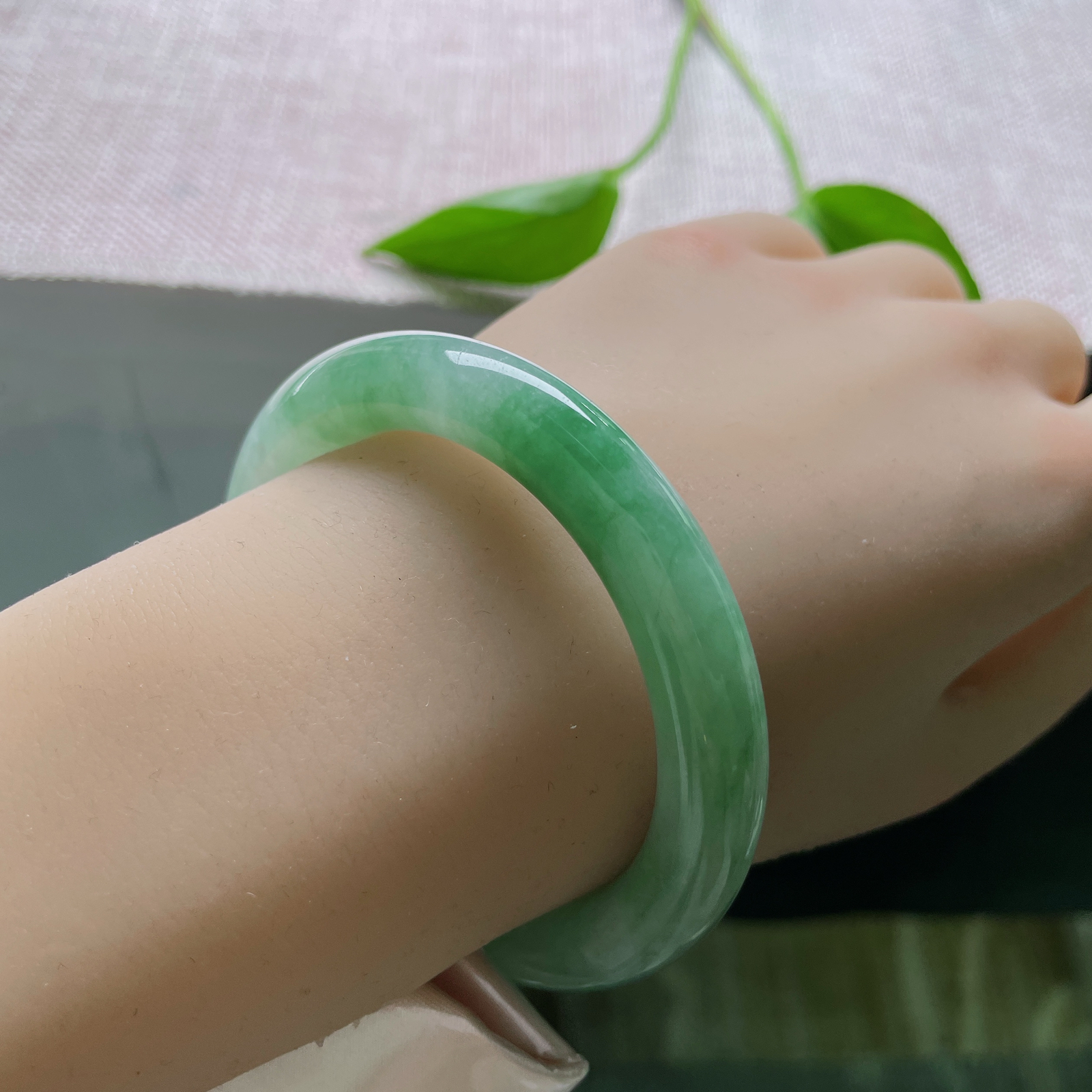 53/9.6，湖水绿圆条，飘花海草一般摇曳生姿，种老，水头好，细腻，一点皮纹