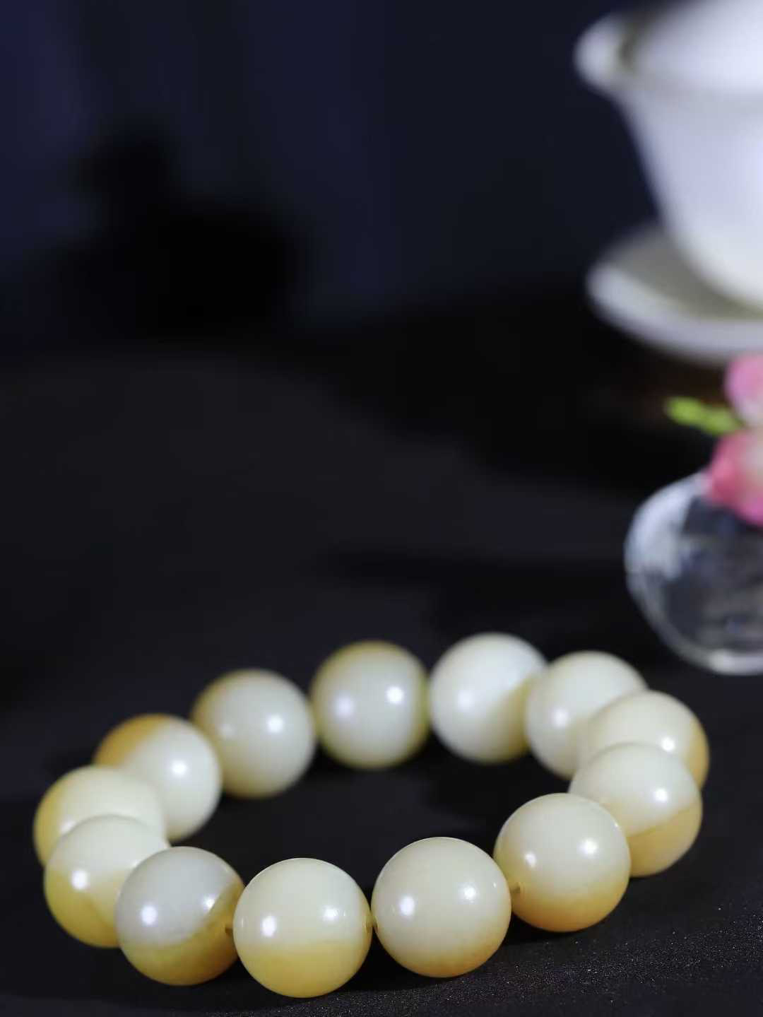 【珠圆玉润.手串】

精品和田玉糖白玉珠圆玉润手串 玉质温润细腻  整串打磨圆润，佩戴舒适。珠珠落玉