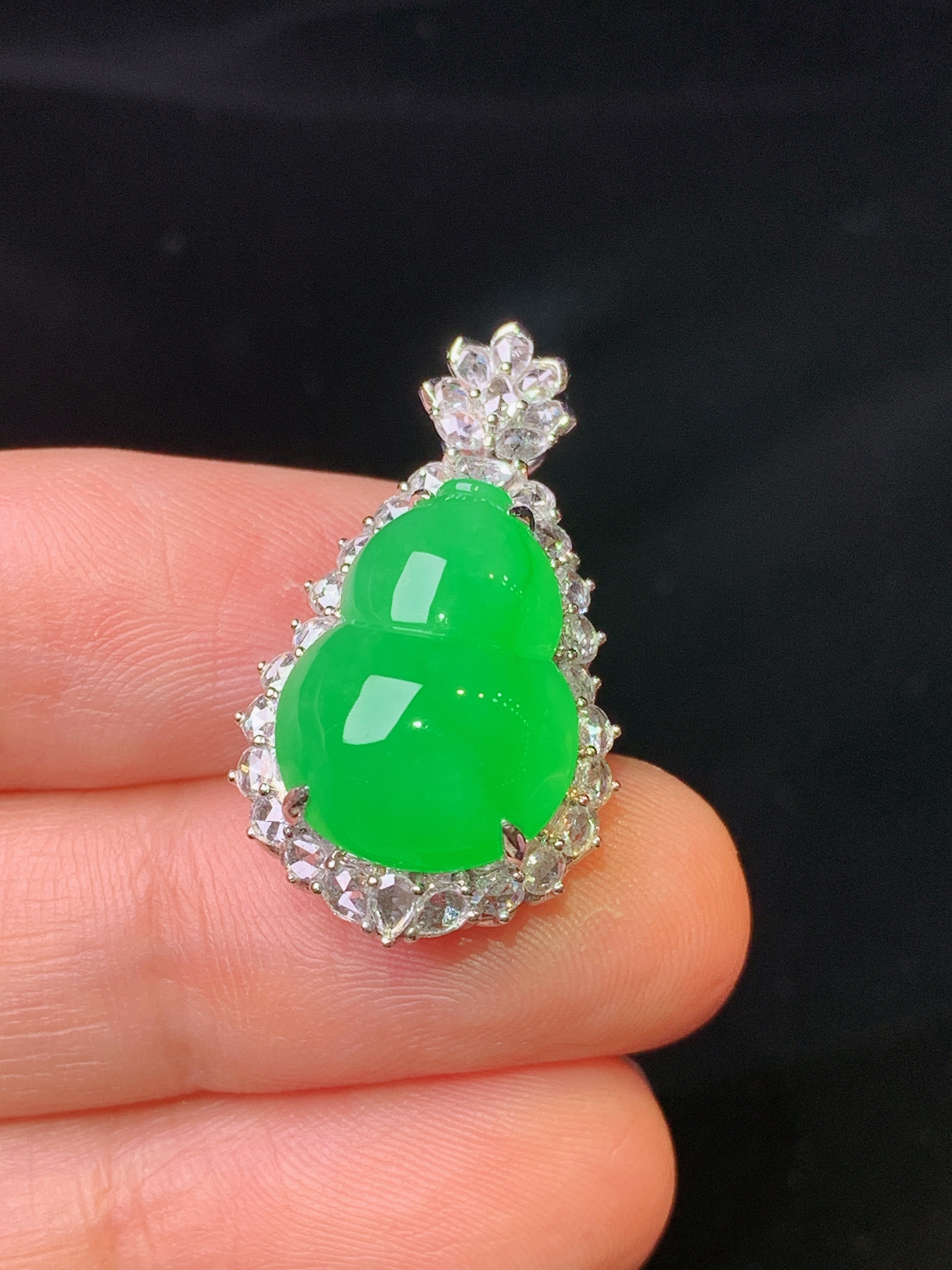 18k金钻镶嵌满绿葫芦吊坠 玉质细腻 色泽艳丽清新 水润亮眼 整体尺寸28*15.6*11.8