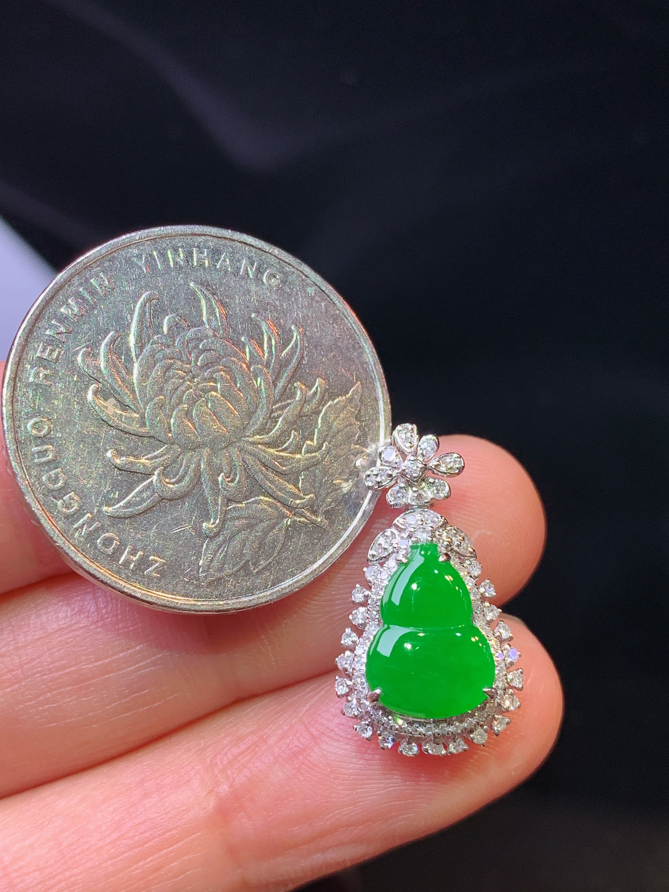 18k金钻镶嵌满绿葫芦吊坠 玉质细腻 色泽艳丽清新 水润亮眼 整体尺寸20.6*11.5*7.3